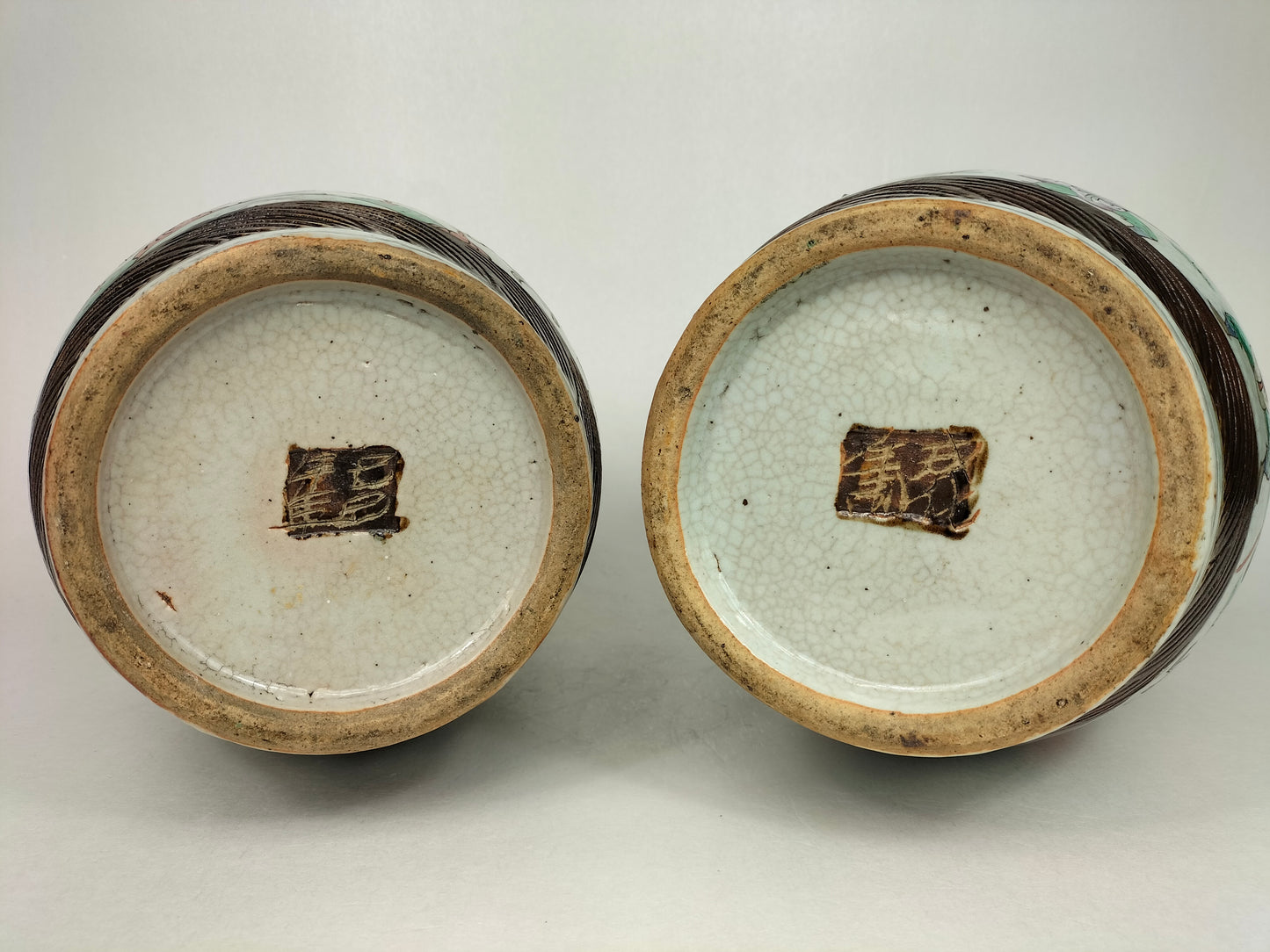 Par de vasos antigos chineses de Nanquim decorados com guerreiros // Dinastia Qing - século XIX