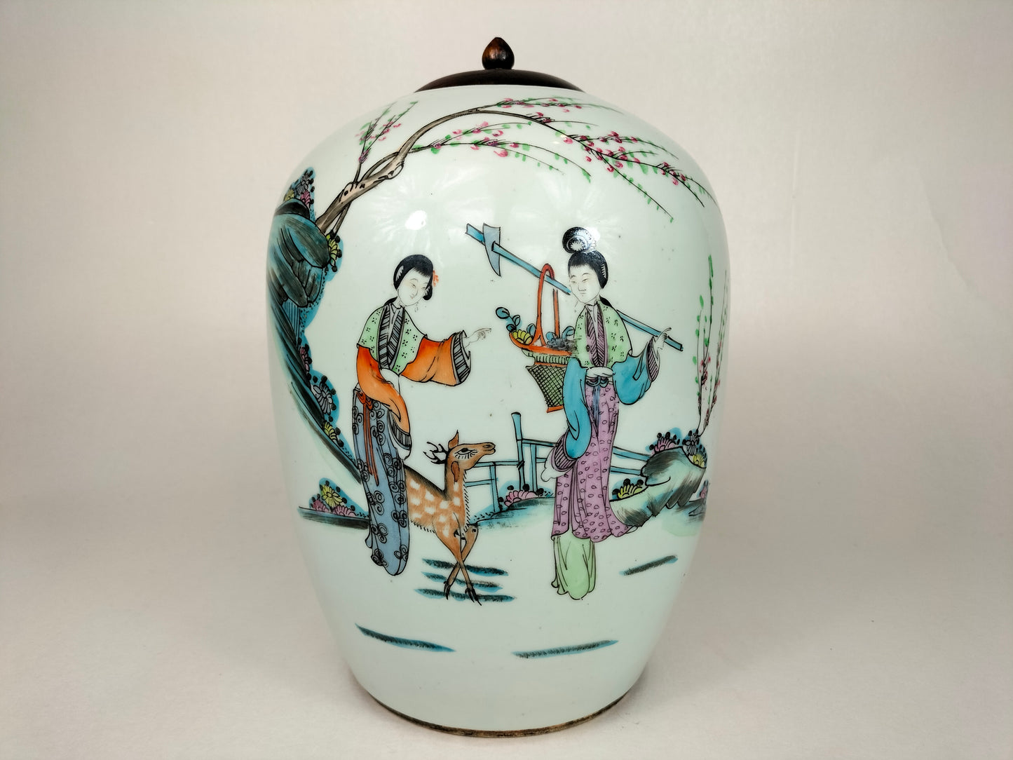 Antigo pote de gengibre chinês decorado com cena de jardim e veados // Período da República (1912-1949)