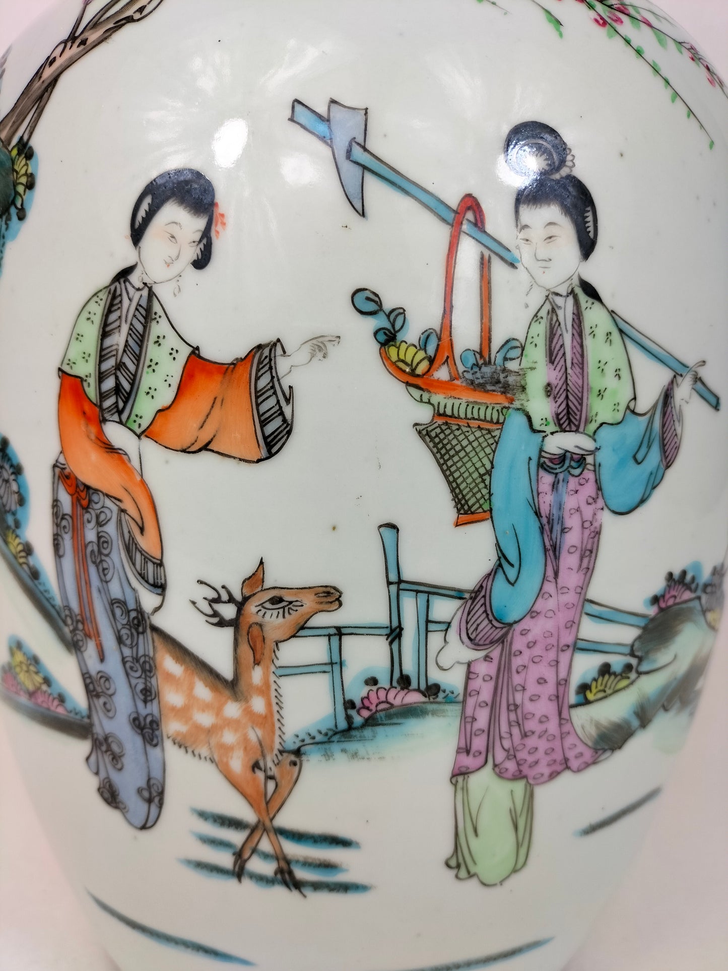 Antigo pote de gengibre chinês decorado com cena de jardim e veados // Período da República (1912-1949)