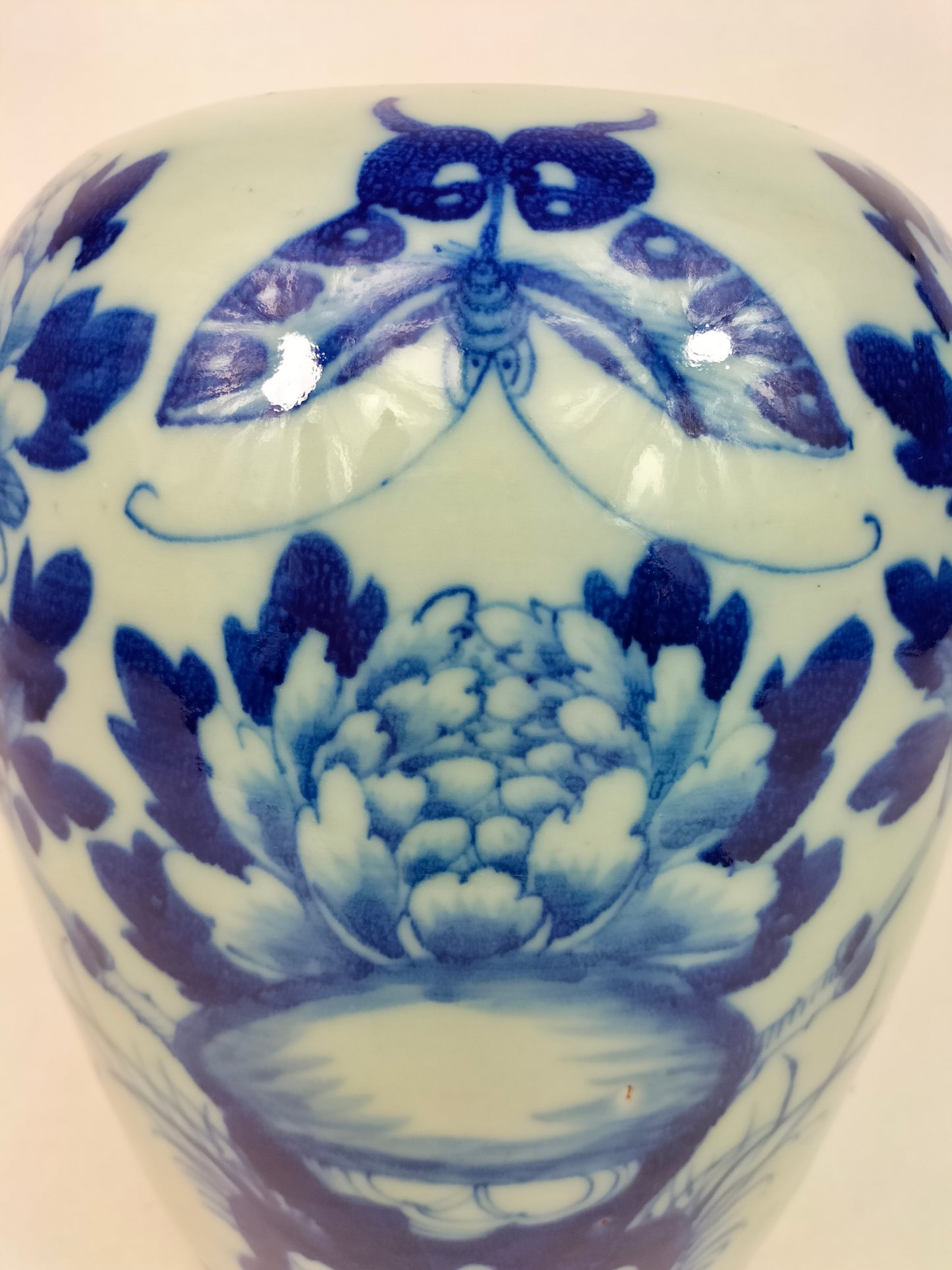 装饰有蝴蝶和花朵的古董中国青瓷彩色姜缸 // 清代 - 19 世纪
