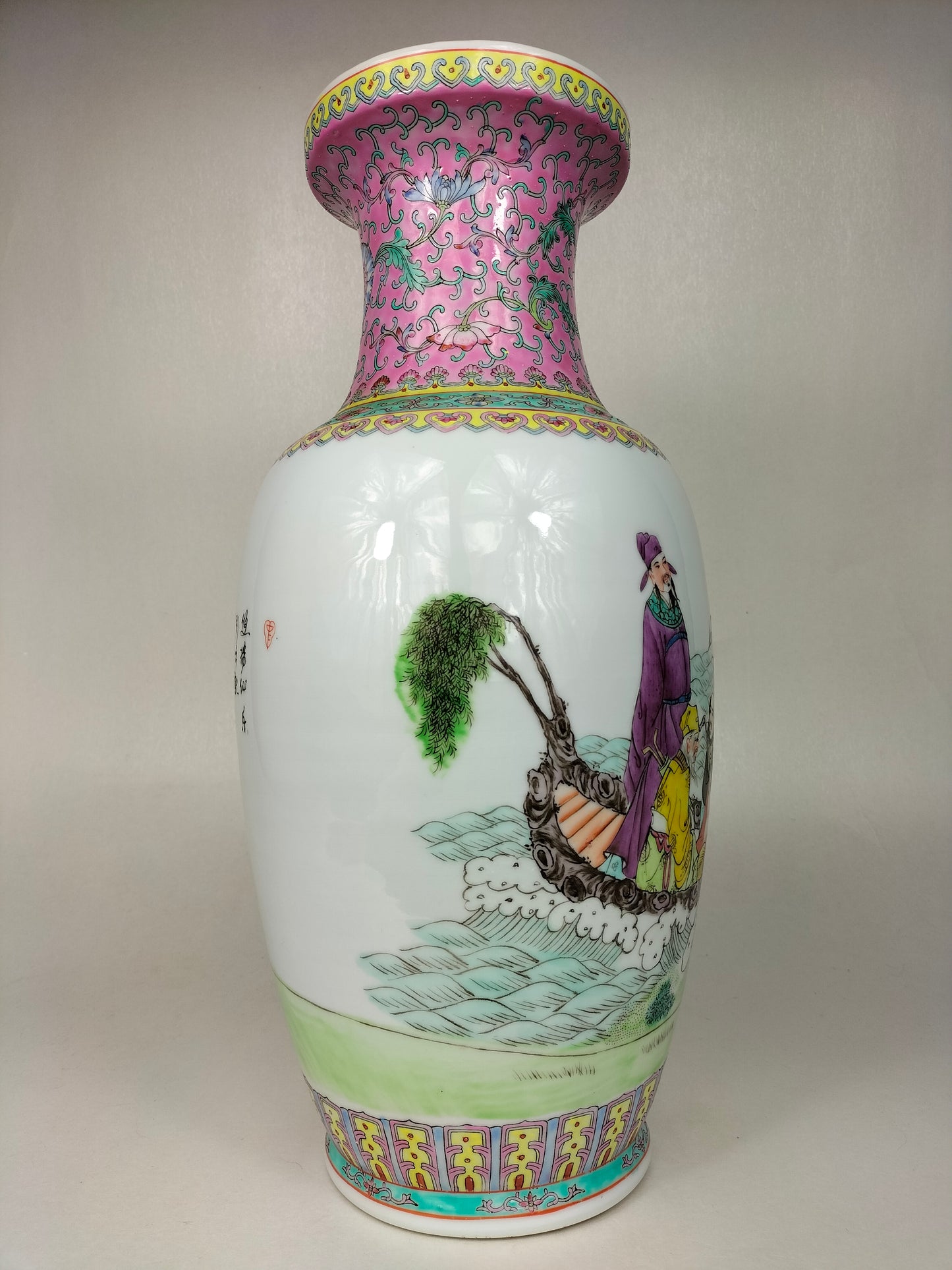 Chinese famille rose vase decorated with 8 immortals // Jingdezhen - 20th century