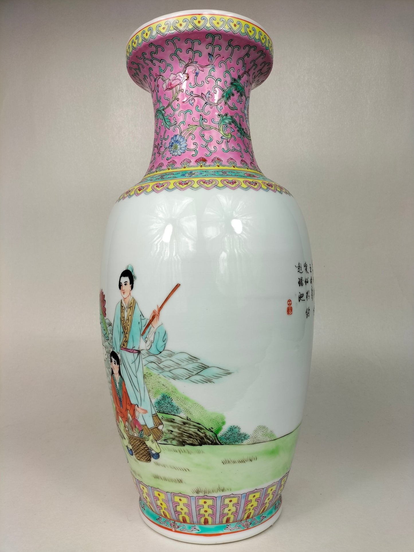 Chinese famille rose vase decorated with 8 immortals // Jingdezhen - 20th century