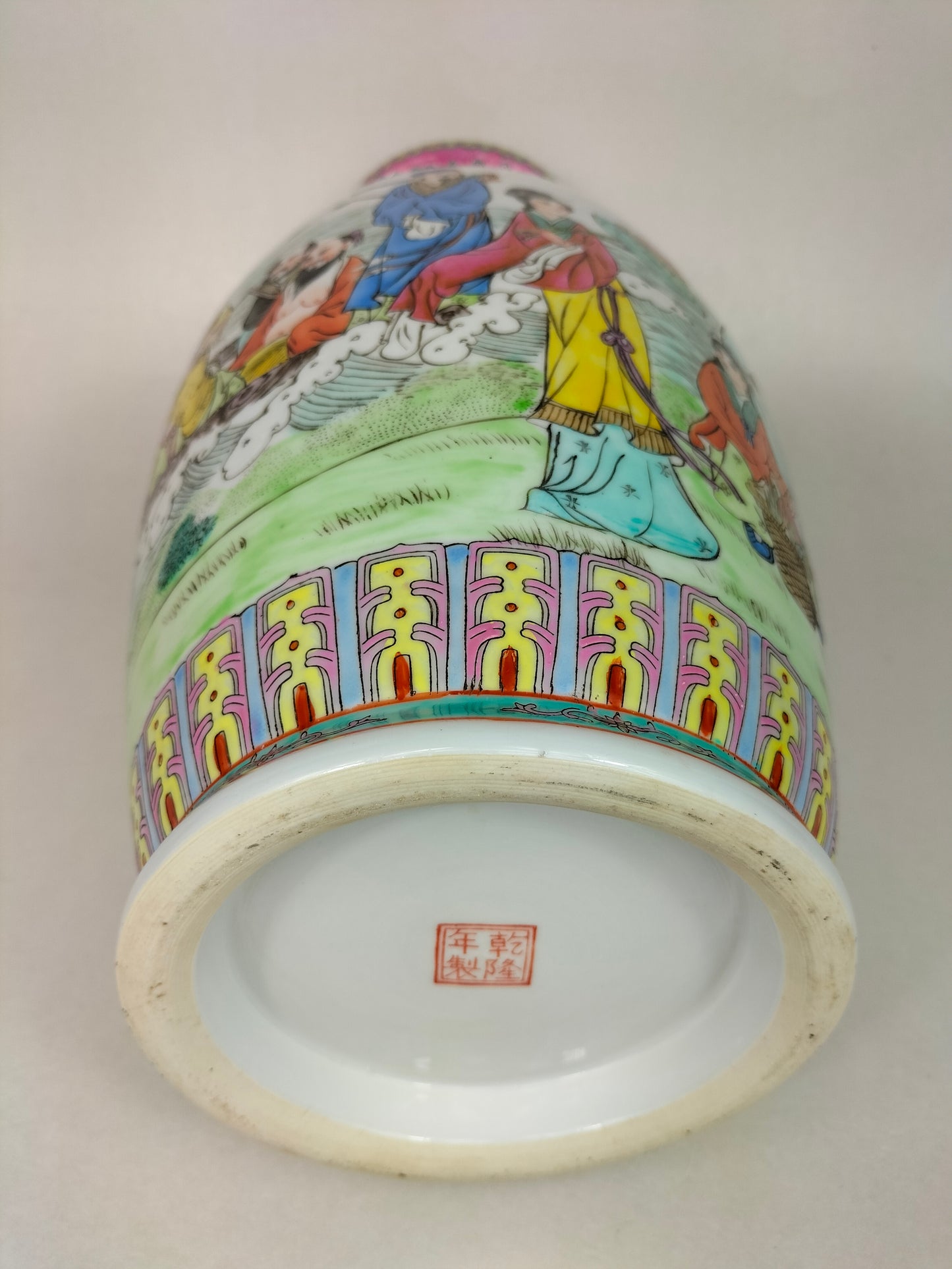 Vase en porcelaine de Chine famille rose à décor de 8 immortels // Jingdezhen - XXe siècle