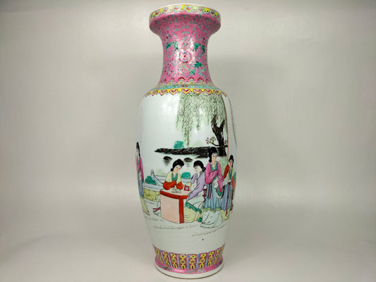 Grand vase en porcelaine de Chine famille rose avec une scène de jardin // Jingdezhen - XXe siècle