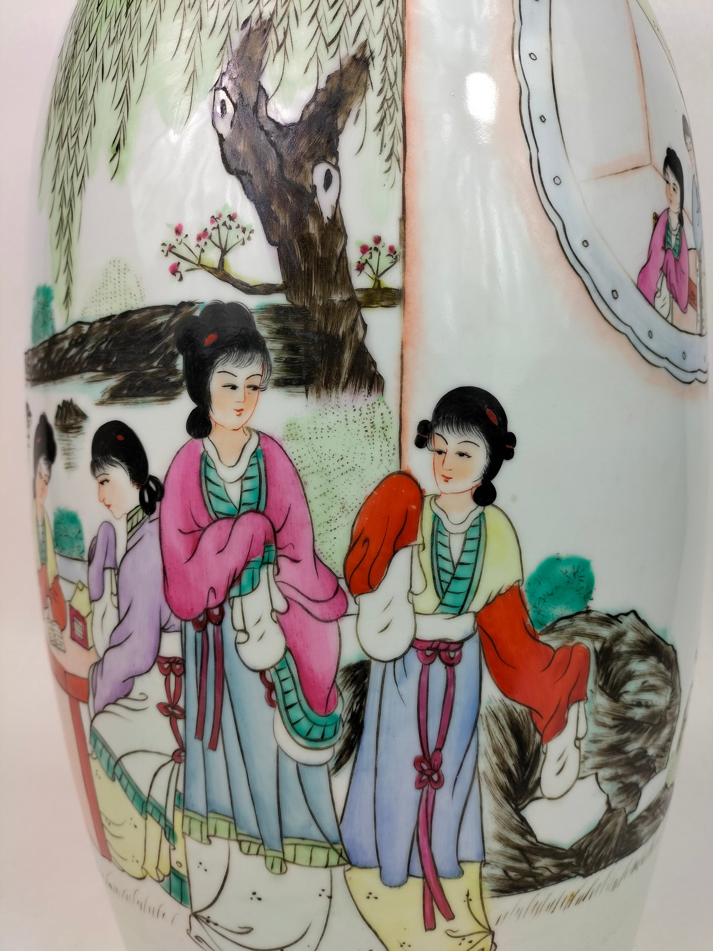 Large Chinese famille rose vase with a garden scene // Jingdezhen - 20th century