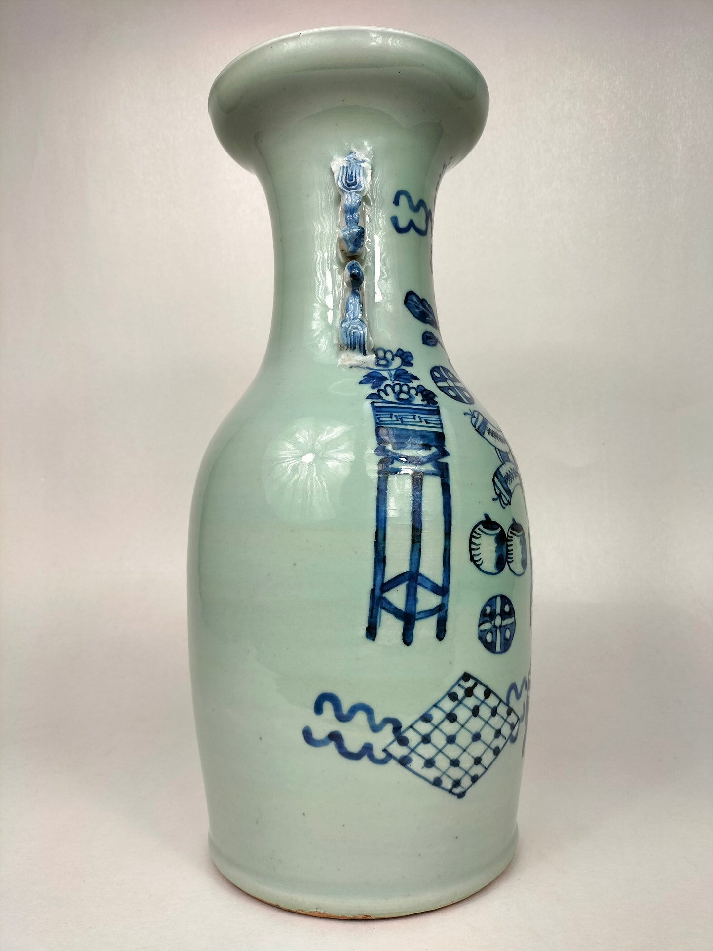 Antigo vaso celadon chinês decorado com antiguidades // Dinastia Qing - século XIX
