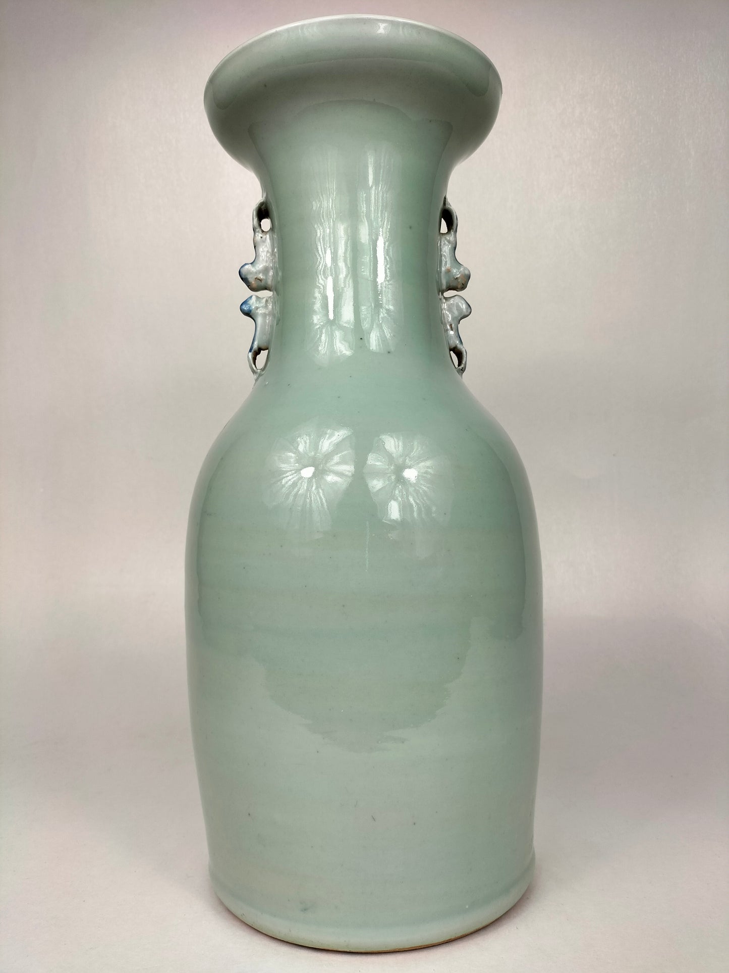 中国古董青瓷花瓶，饰有古物 // 清朝 - 19 世纪