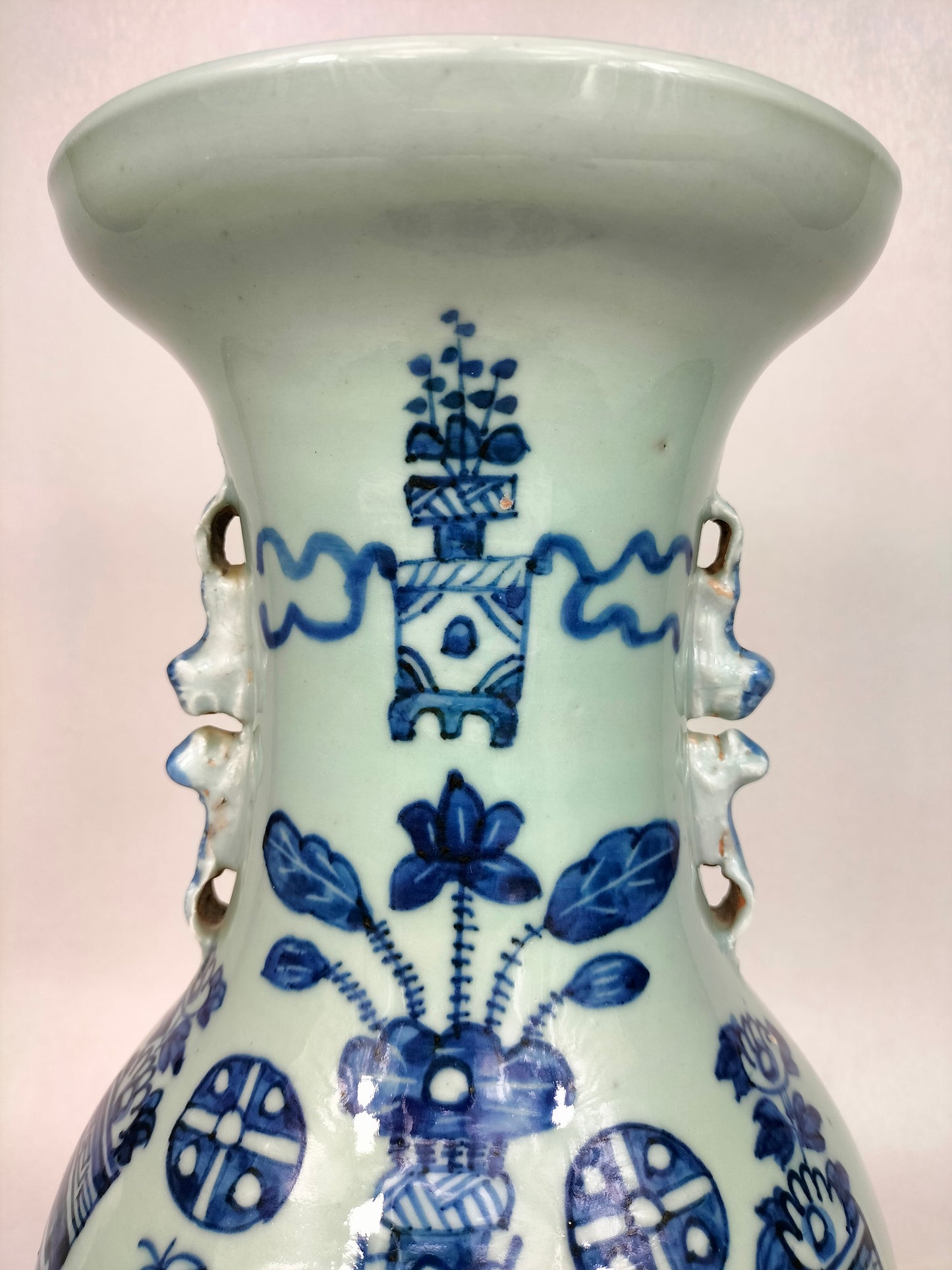 Pasu celadon Cina antik dihiasi dengan barang antik // Dinasti Qing - abad ke-19