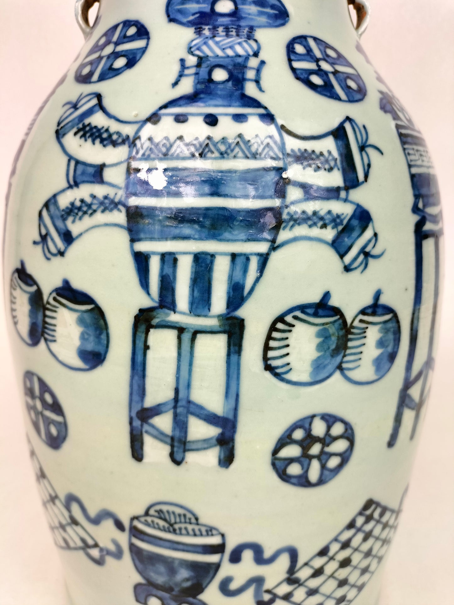 中国古董青瓷花瓶，饰有古物 // 清朝 - 19 世纪
