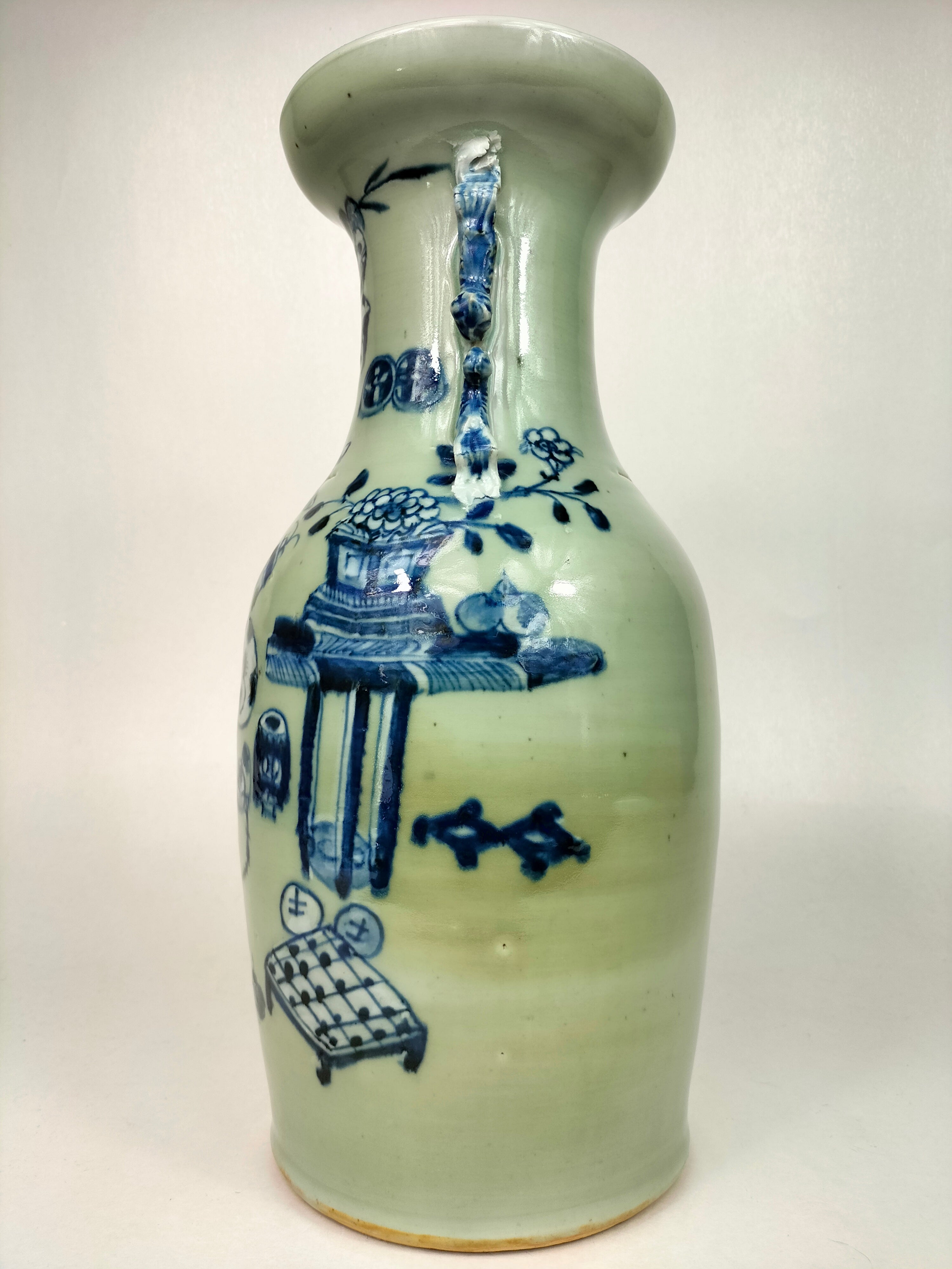 中国古董青瓷花瓶，饰有古物// 清朝- 19 世纪– Diddenantiques