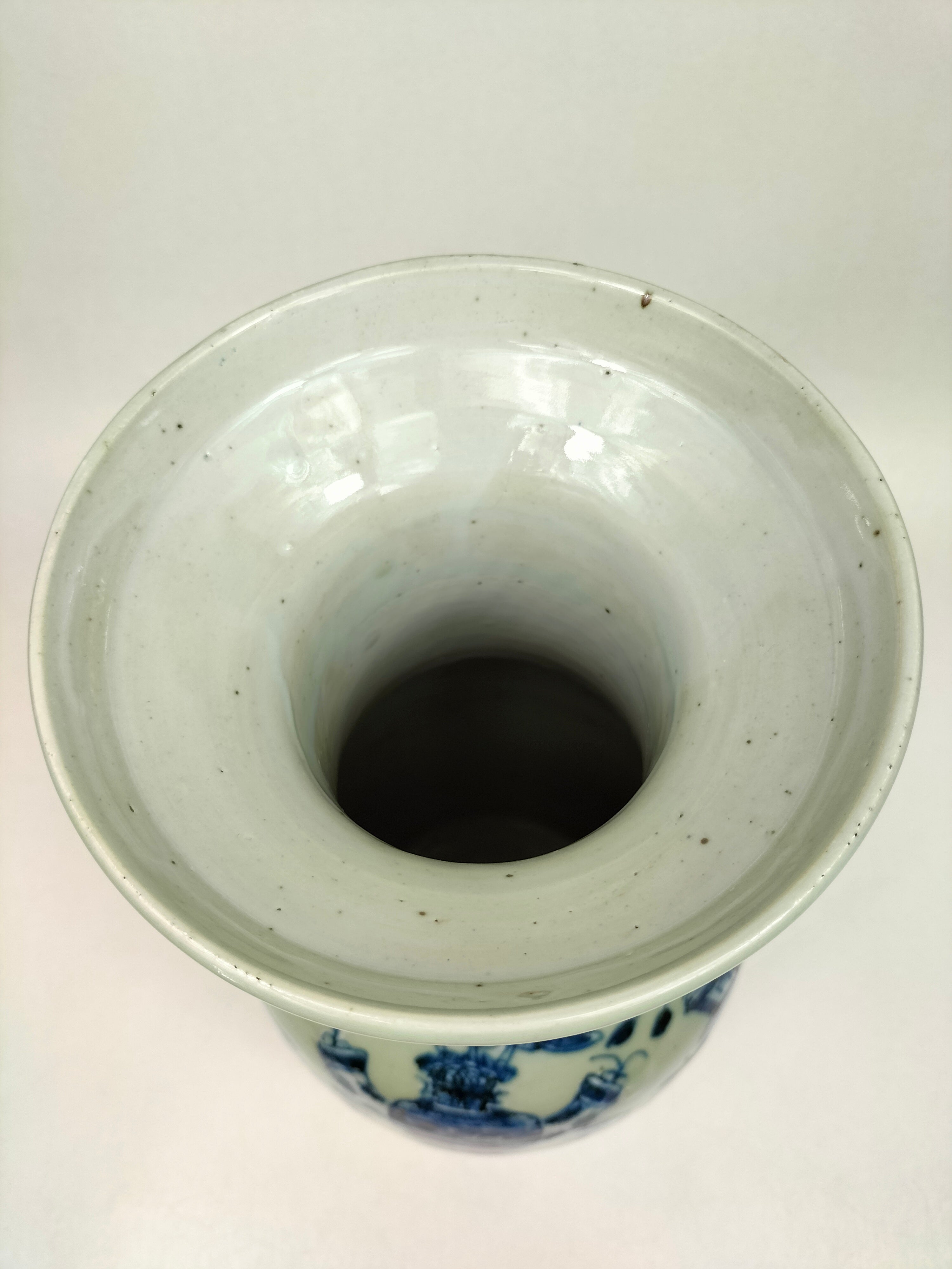 中国古董青瓷花瓶，饰有古物// 清朝- 19 世纪– Diddenantiques