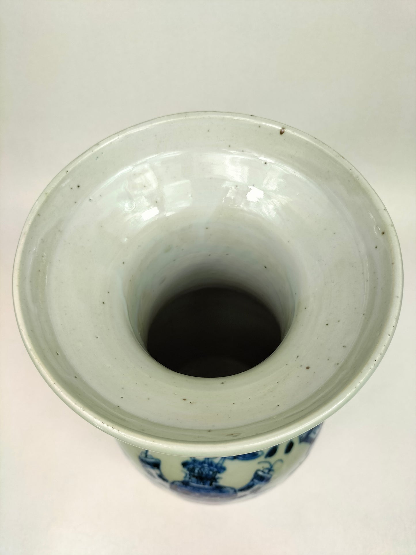 Ancien vase chinois céladon décoré d'antiquités // Dynastie Qing - 19e siècle
