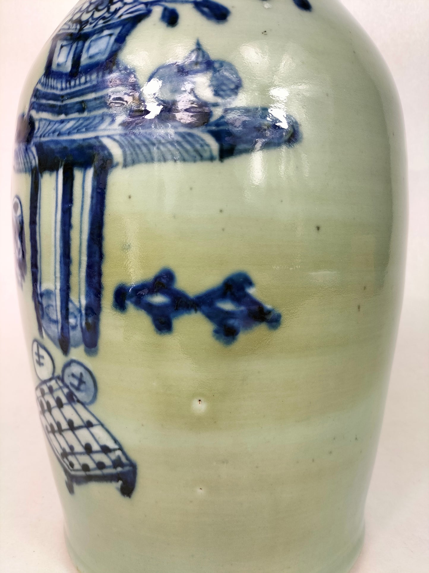 Antique Chinese celadon vase decorated with antiquities // Qing Dynasty - 19th century