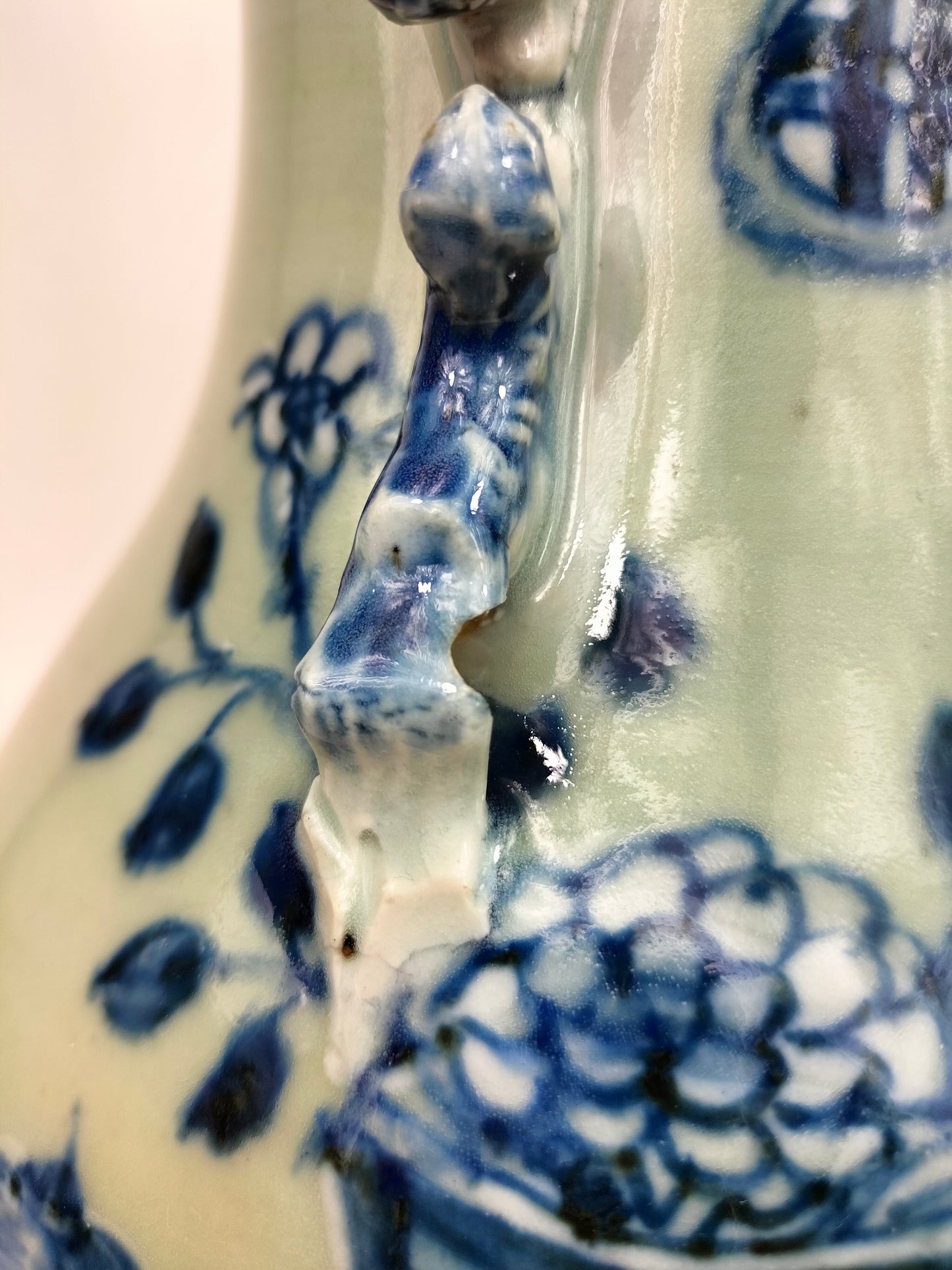 Antigo vaso celadon chinês decorado com antiguidades // Dinastia Qing - século XIX