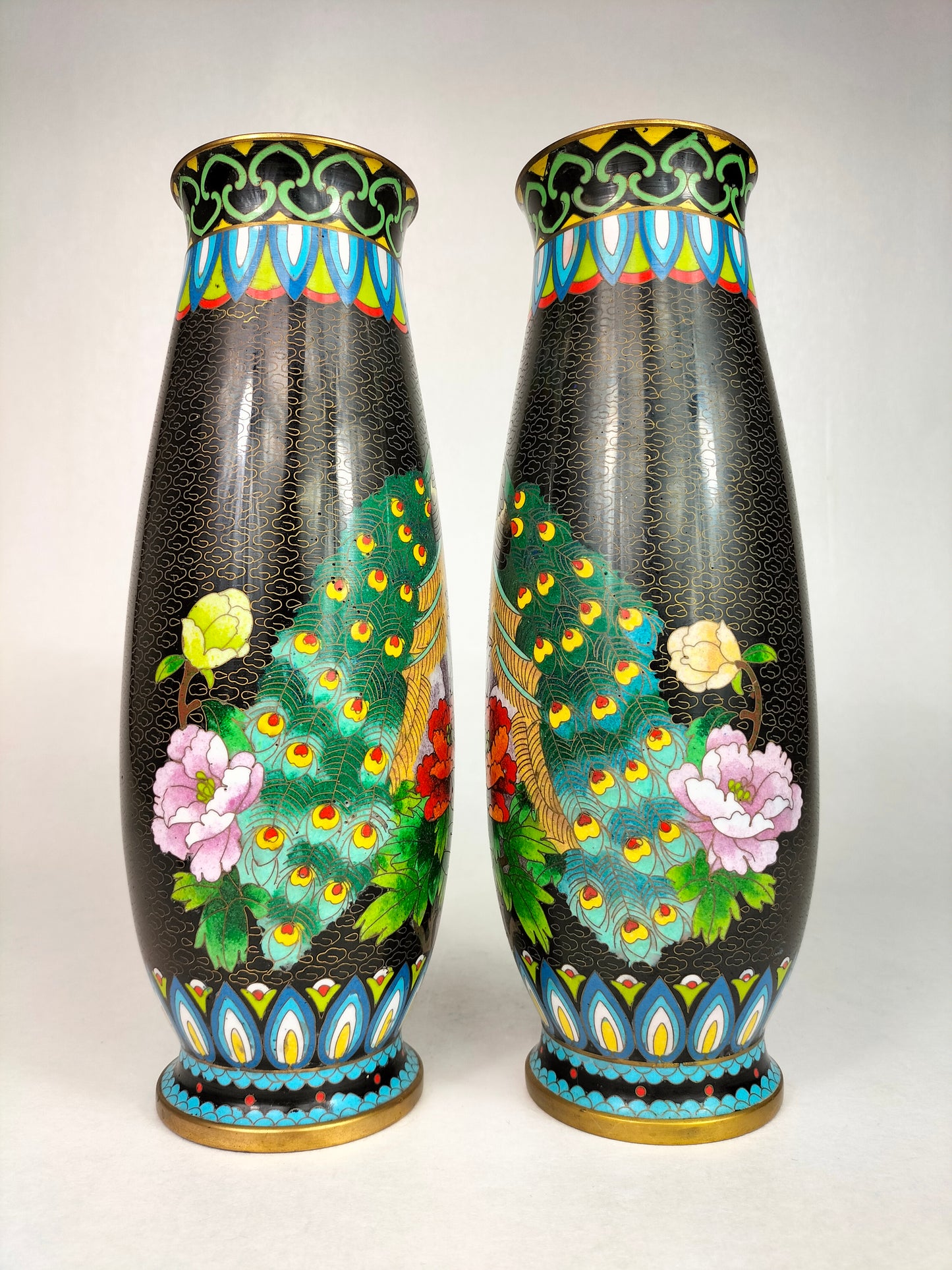 一对装饰孔雀的中国景泰蓝花瓶 // 20 世纪