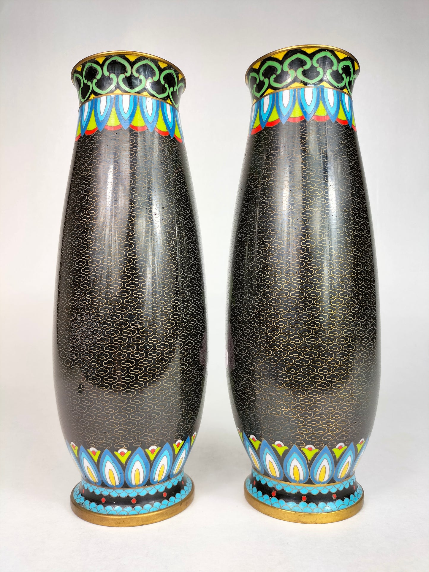 Paire de vases chinois en cloisonné à décor de paons // XXe siècle