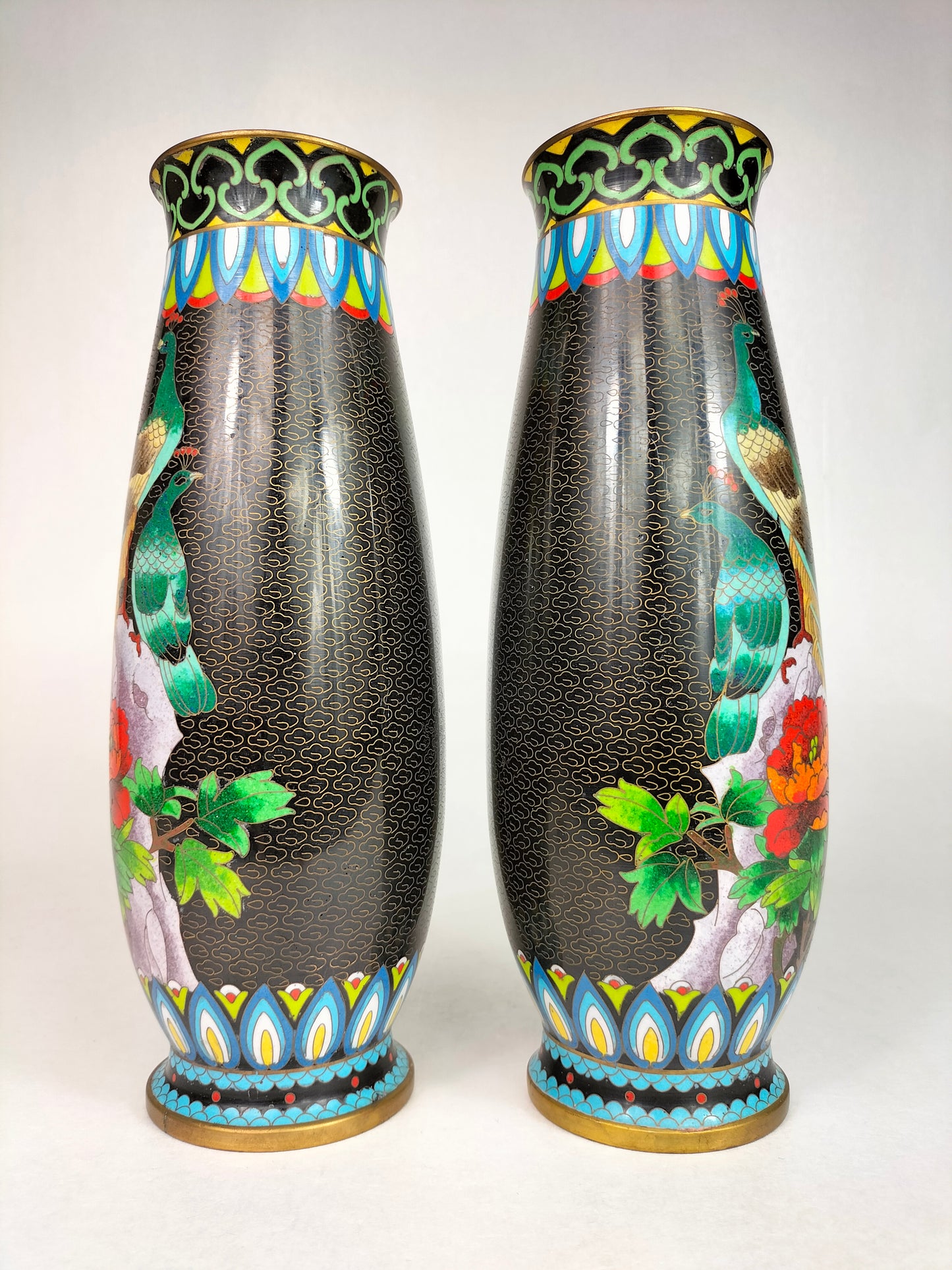 Paire de vases chinois en cloisonné à décor de paons // XXe siècle