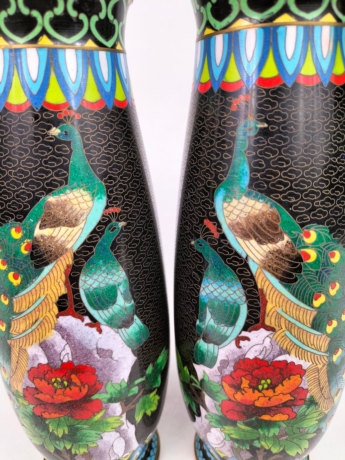 Par de vasos cloisonne chineses decorados com pavões // século XX