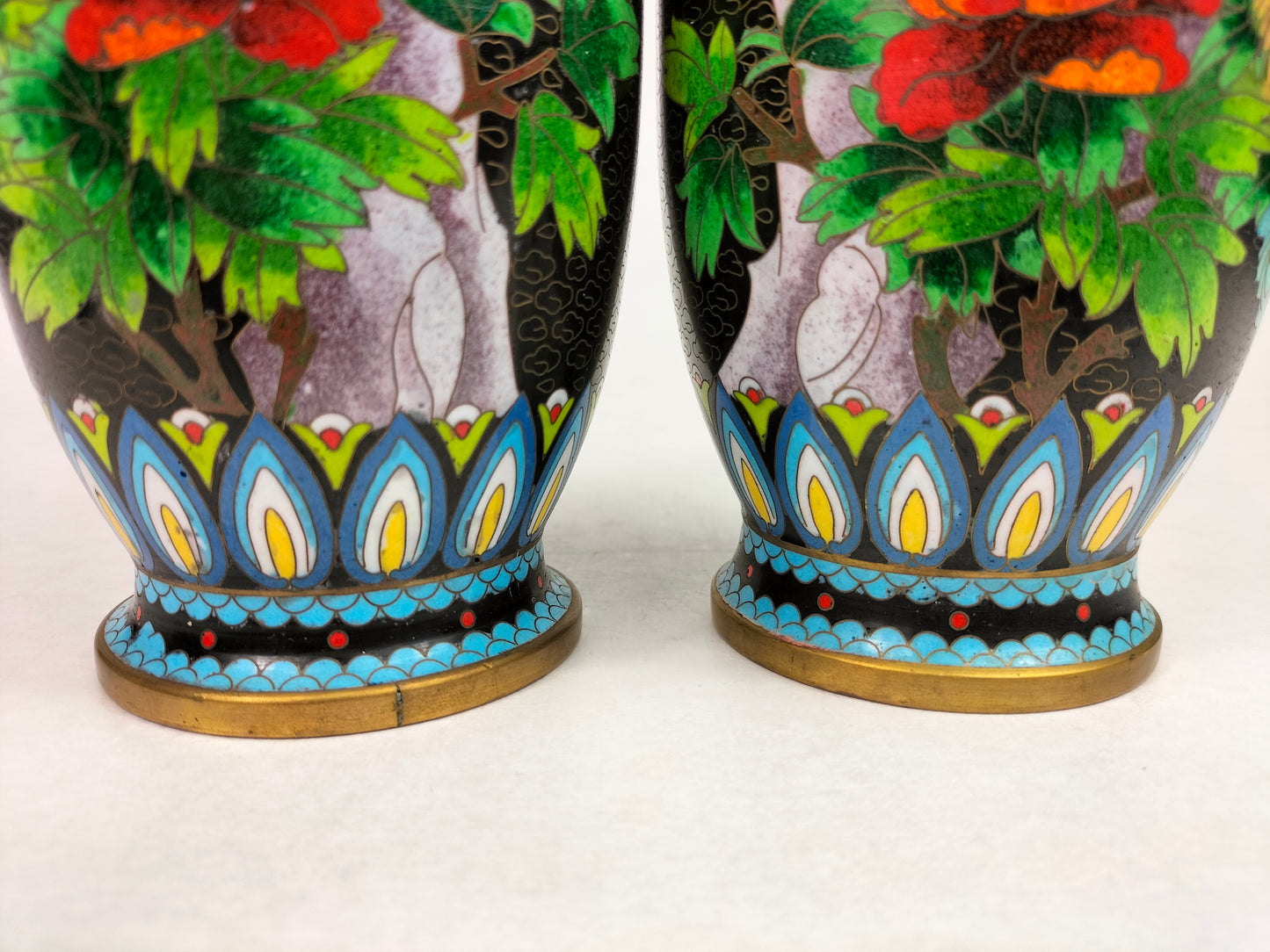 Pair of Chinese cloisonne vases decorated with peacocks // 20th century