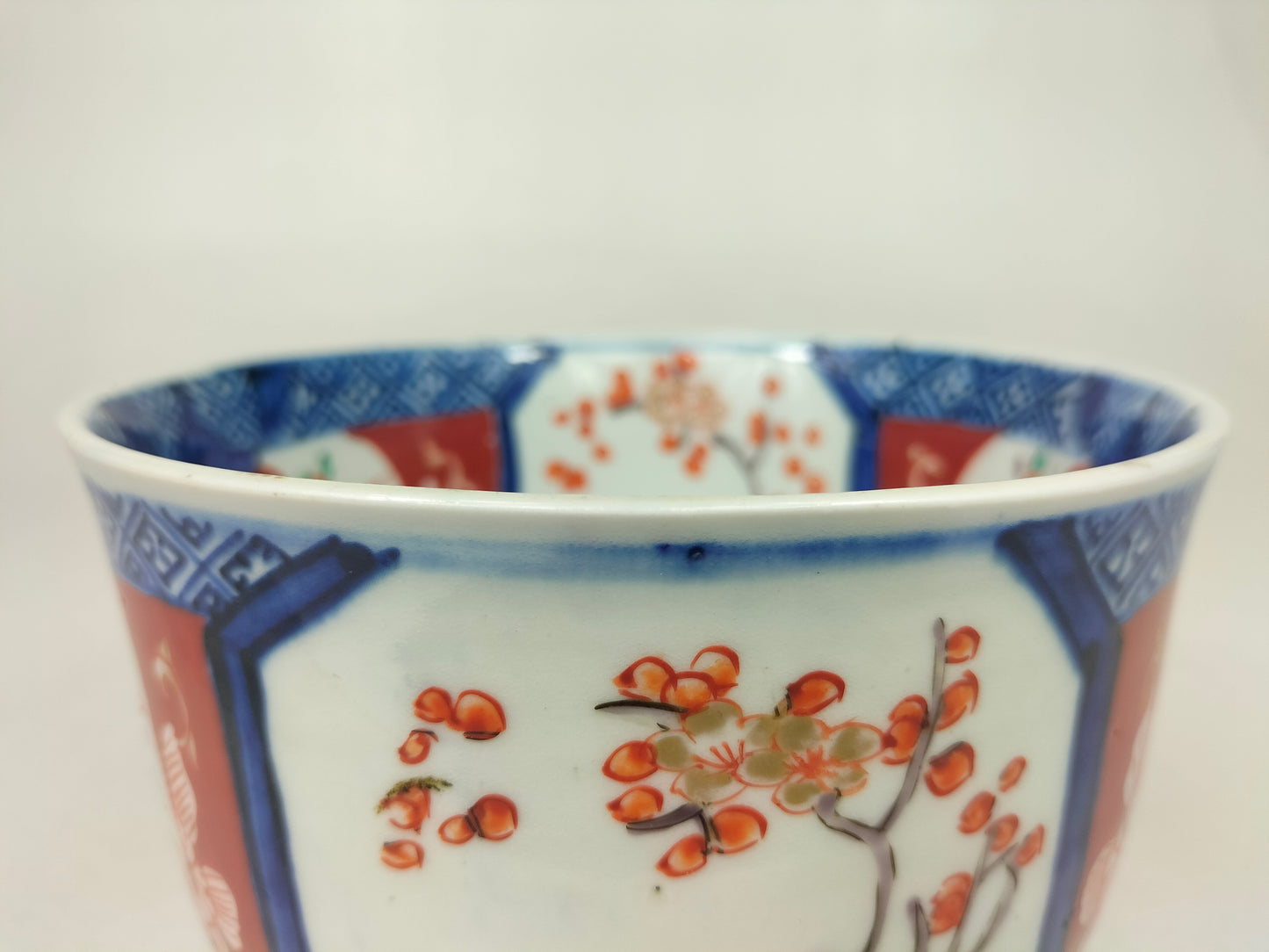 Mangkuk imari Jepun antik dihiasi dengan motif bunga // Zaman Meiji - abad ke-19