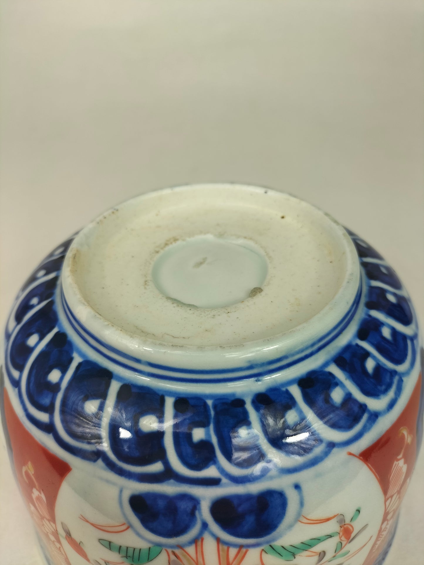 وعاء إيماري ياباني عتيق مزين بزخارف نباتية // فترة ميجي - القرن التاسع عشر