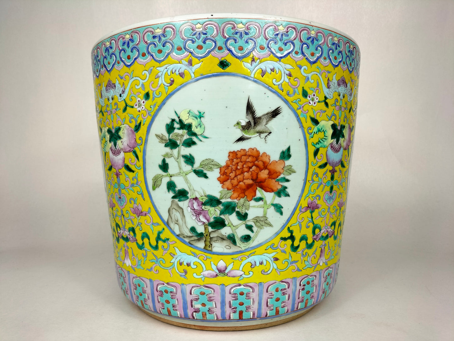 Large antique famille rose flower pot decorated with flowers // Qing Dynasty - 19th century