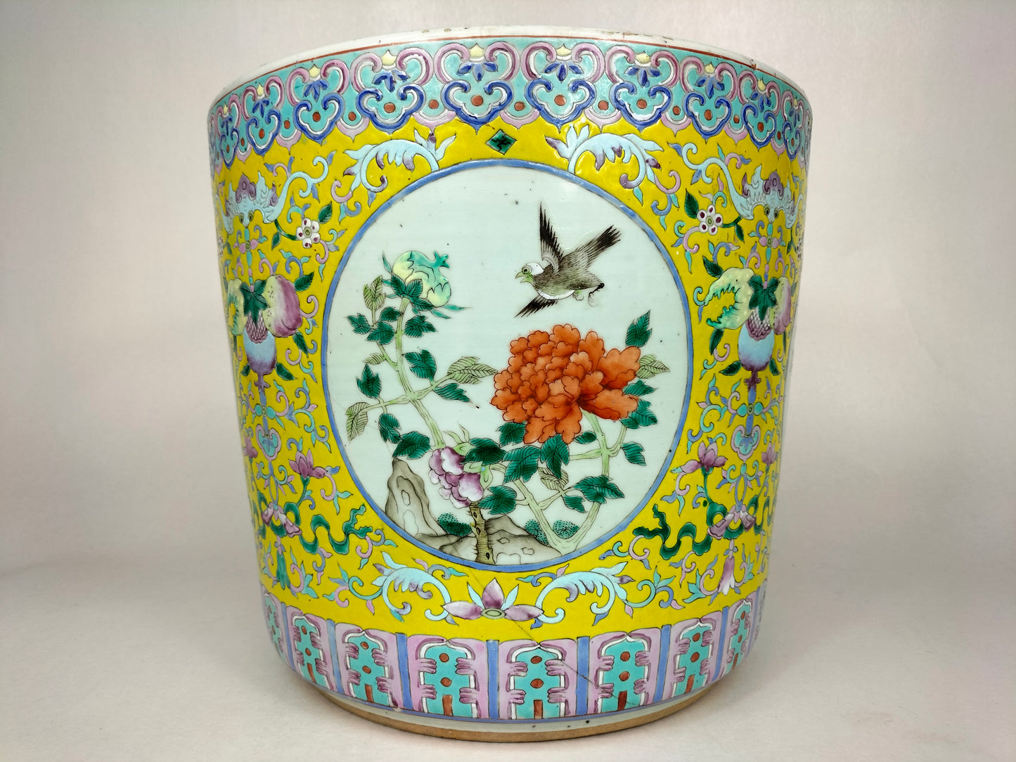 Large antique famille rose flower pot decorated with flowers // Qing Dynasty - 19th century