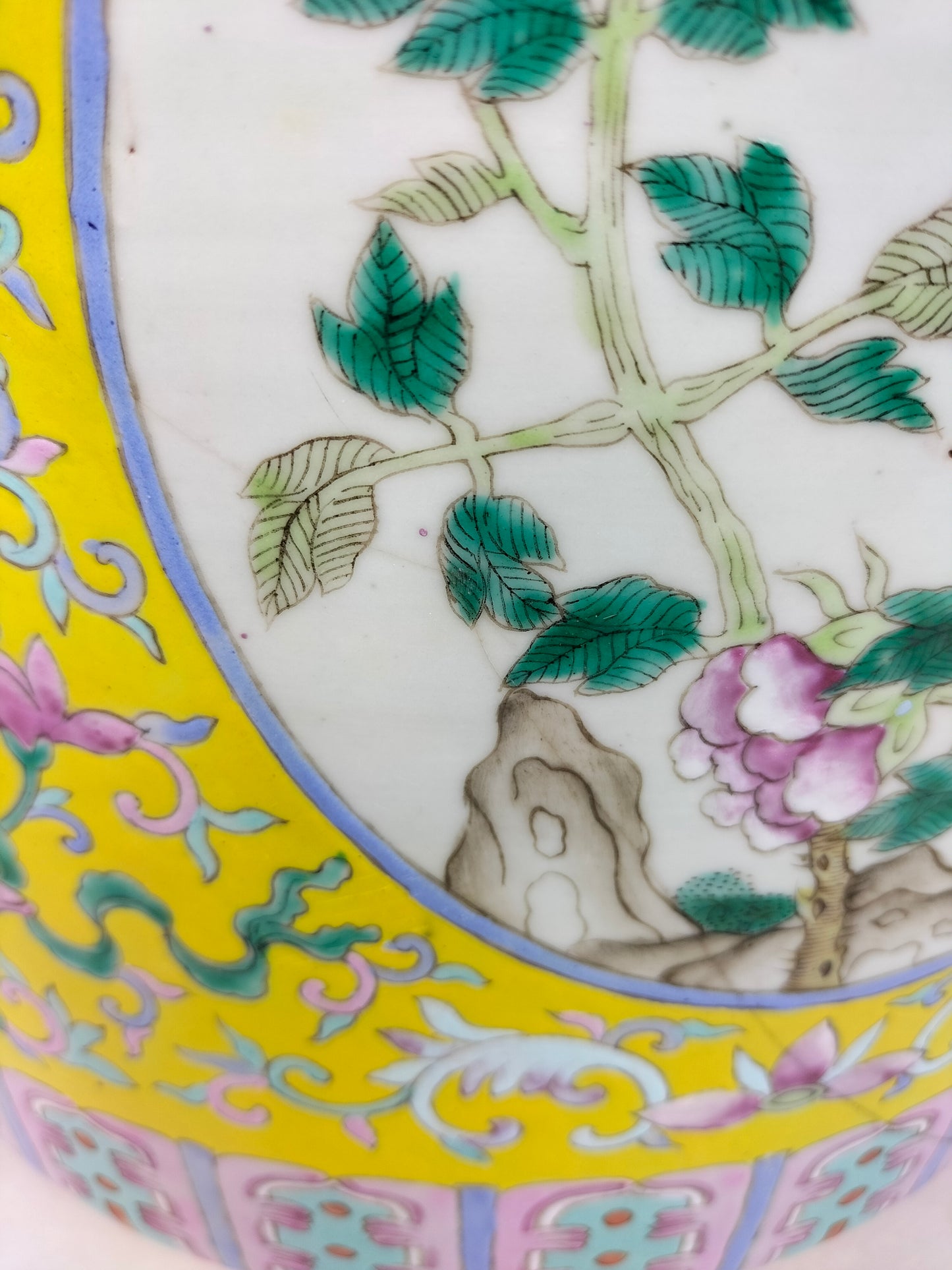 Grande vaso antigo da família rosa decorado com flores // Dinastia Qing - século XIX