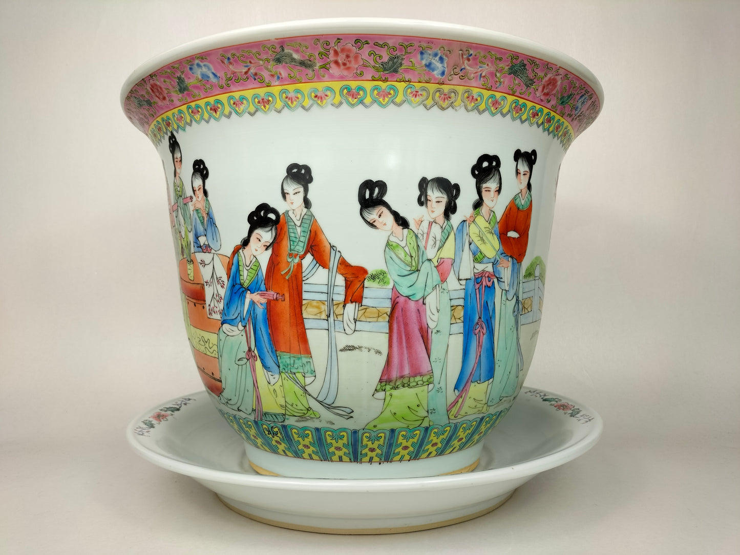 Very large XL famille rose flower pot decorated with chinese ladies // 20th century