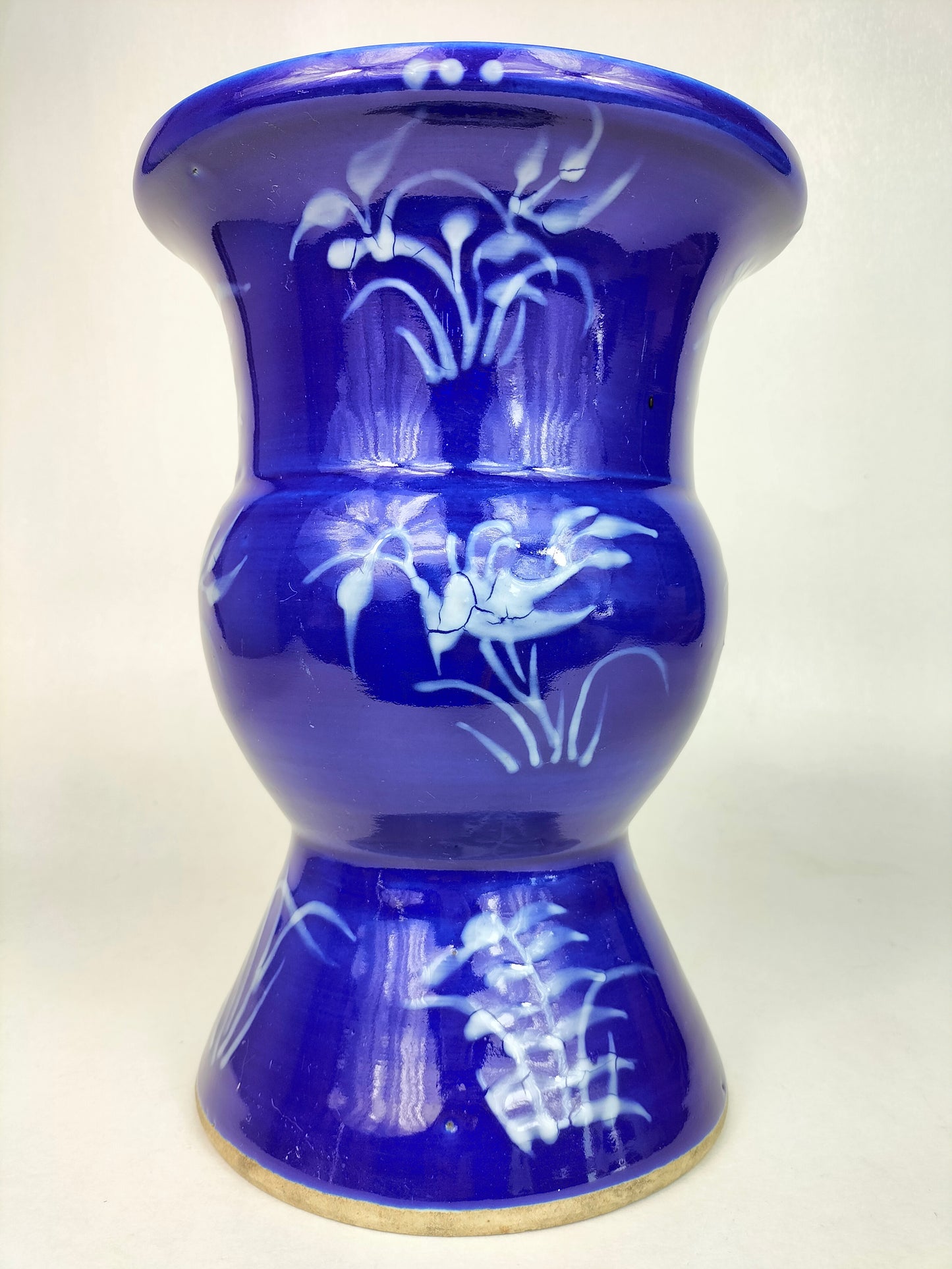 Antique Chinese powder blue gu vase decorated with flowers // Qing Dynasty - 19th century