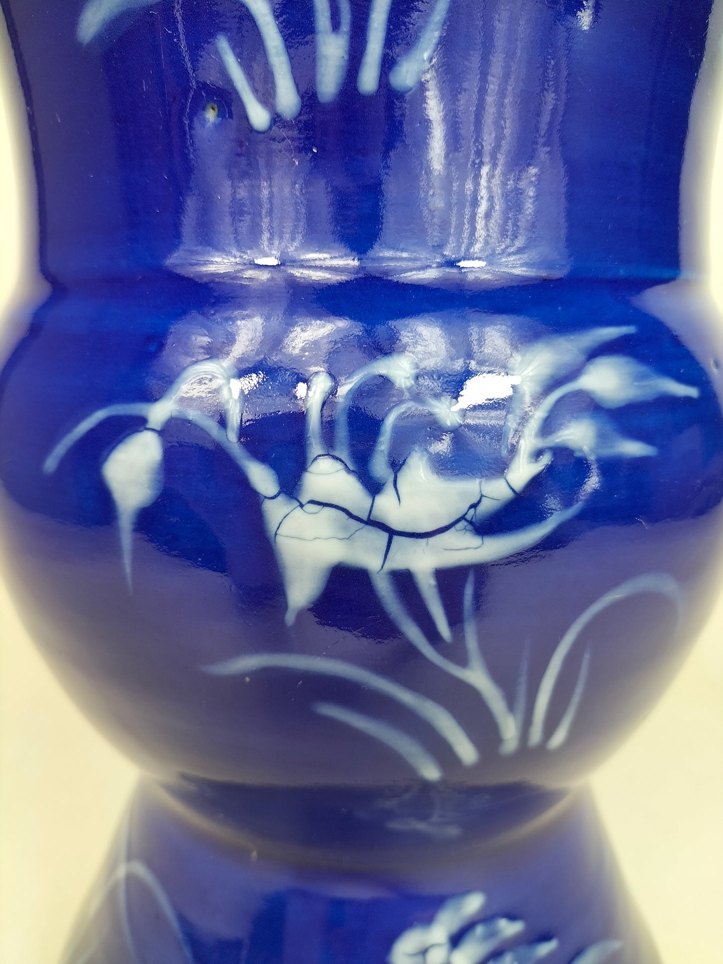 Ancien vase gu chinois bleu poudré décoré de fleurs // Dynastie Qing - 19e siècle