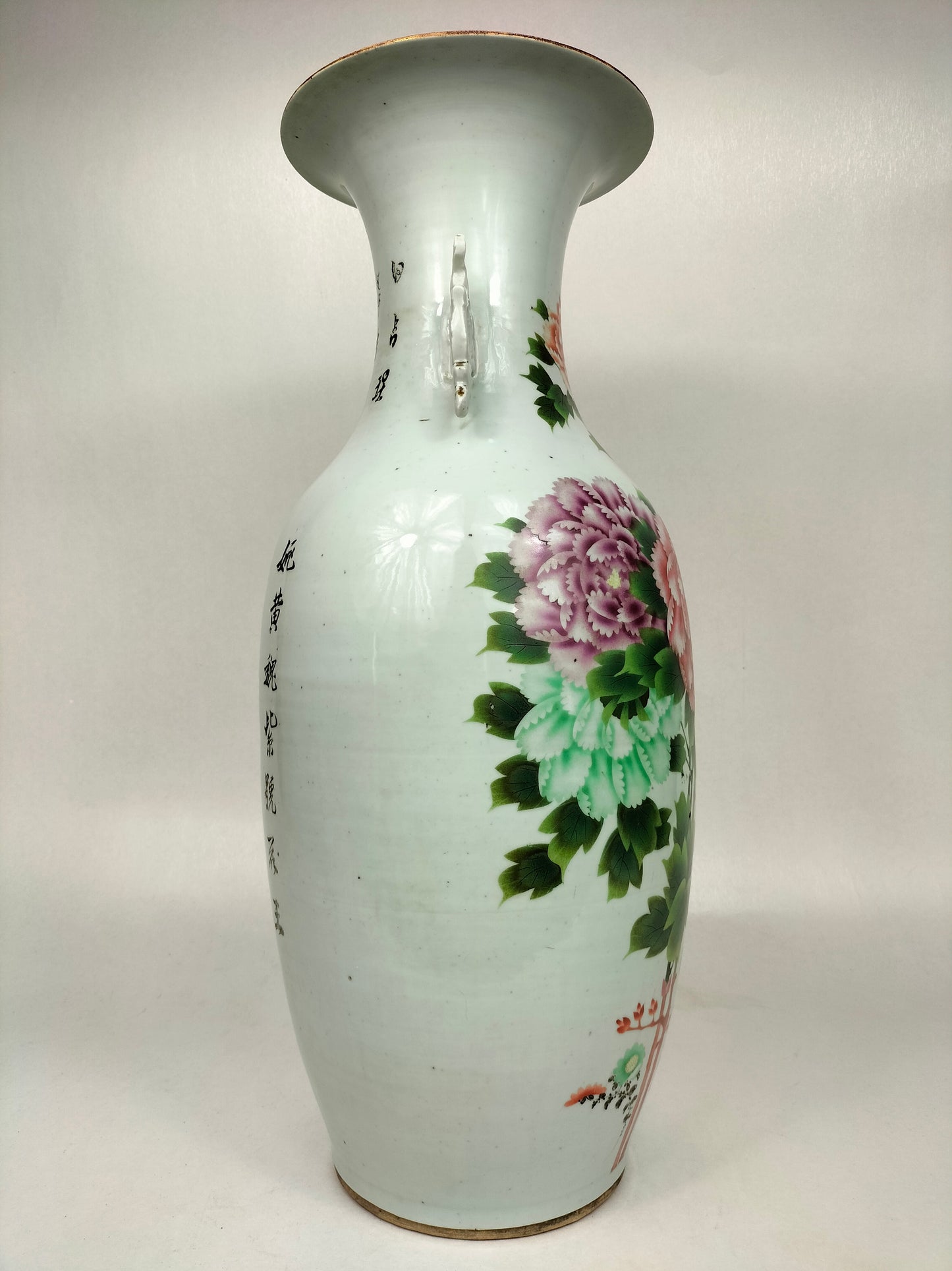 Grande vaso chinês antigo decorado com peônias // Período da República (1912-1949)