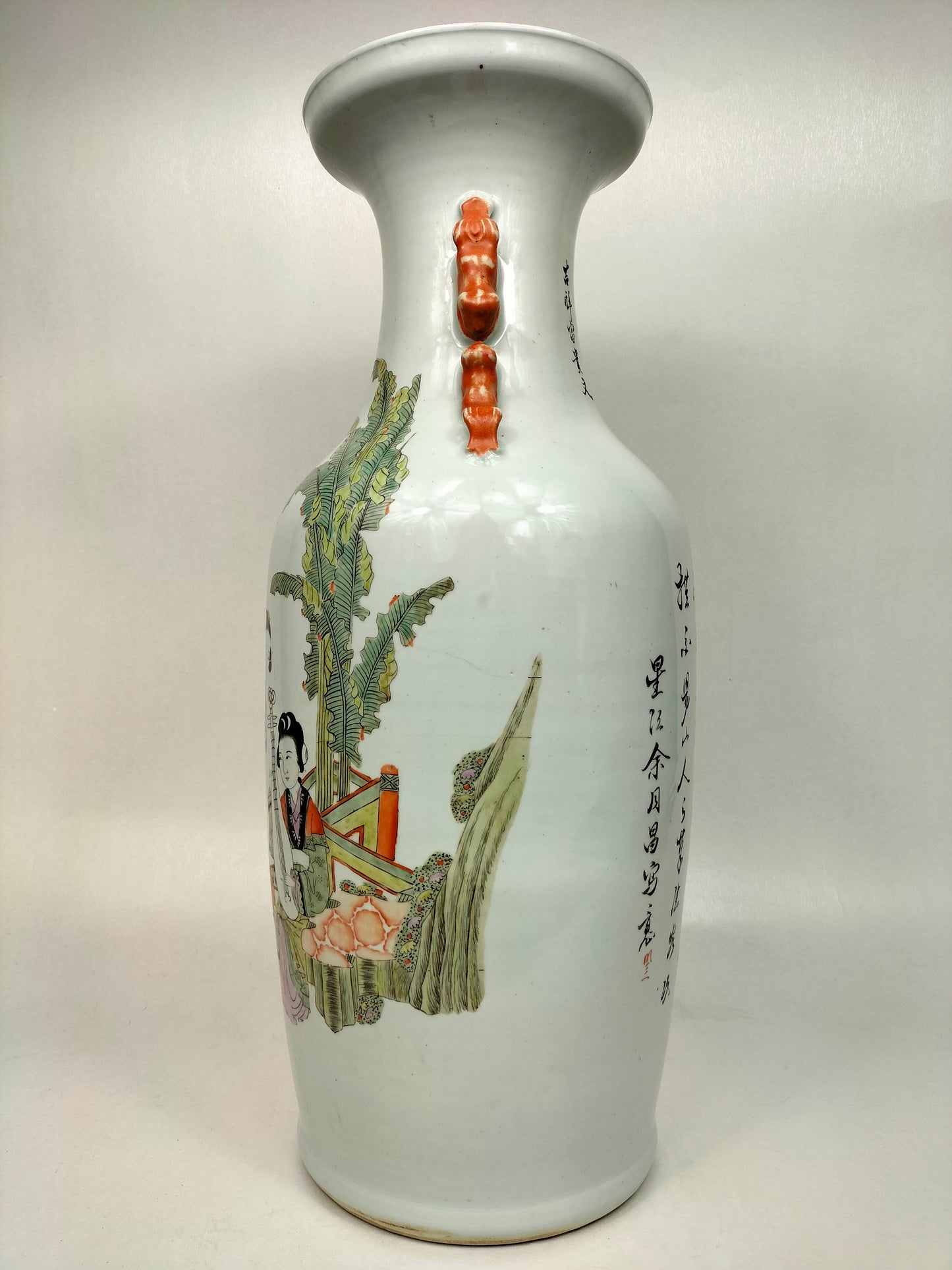 Chiếc bình lớn nhiều màu của Trung Quốc được trang trí với cảnh vườn // thế kỷ 20