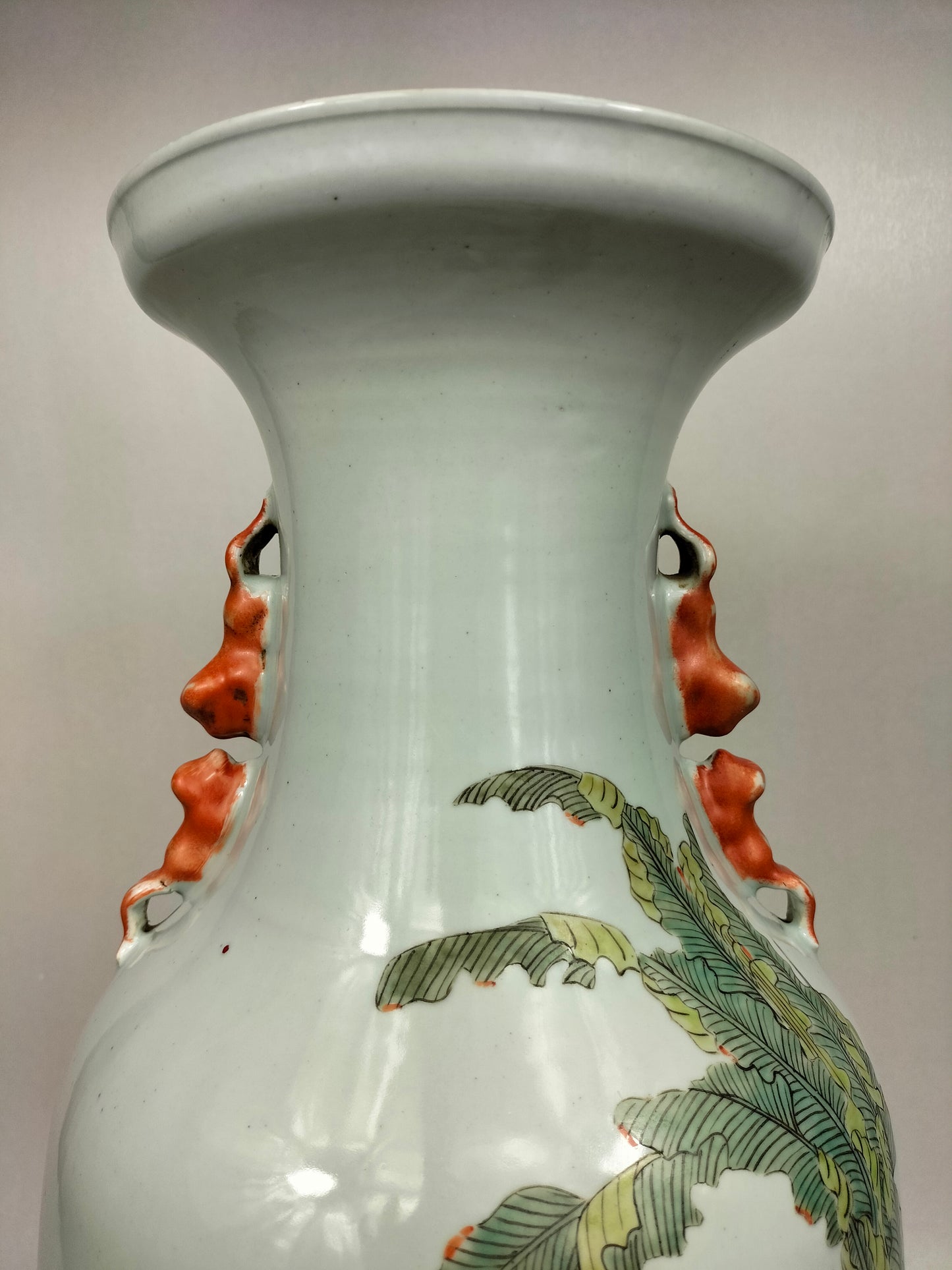 Grande vaso chinês policromado decorado com cena de jardim // século XX