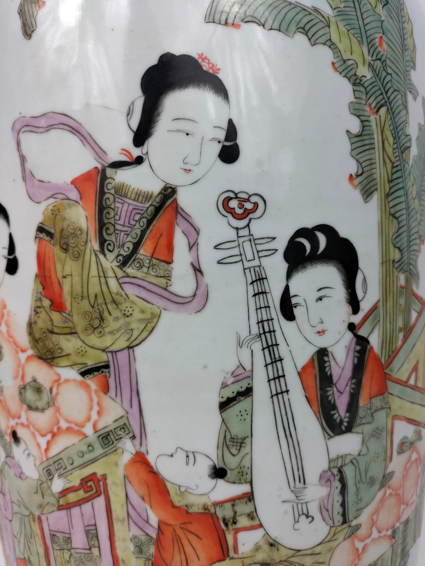 大型中国彩绘花瓶，饰有花园场景 // 20 世纪