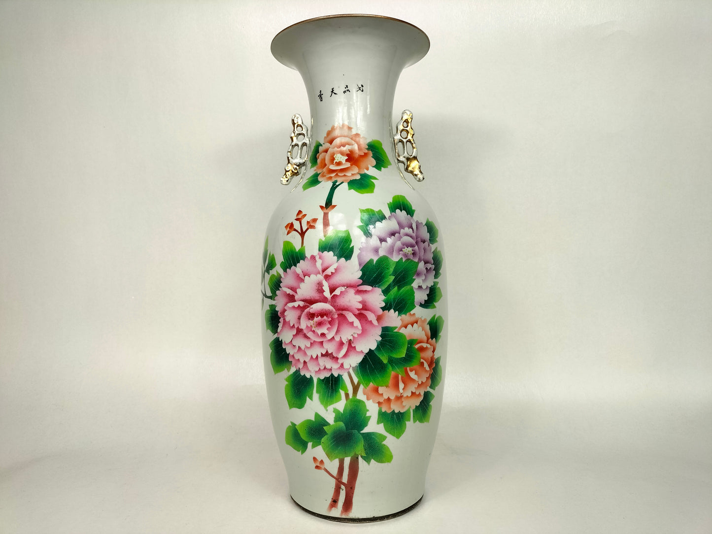 Large antique Chinese vase decorated with peonies // Republic Period (1912-1949)