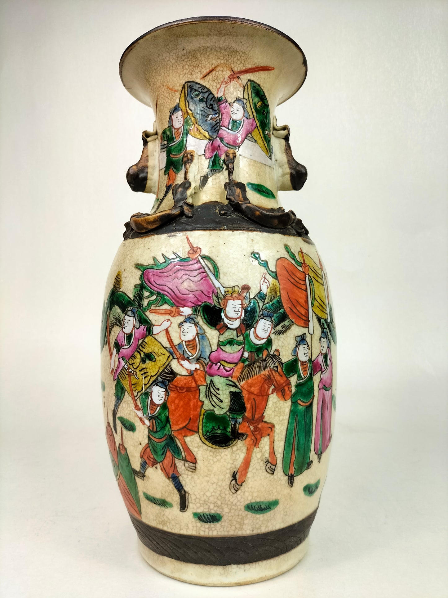 Antigo vaso chinês de Nanquim decorado com guerreiros // Dinastia Qing - século XIX