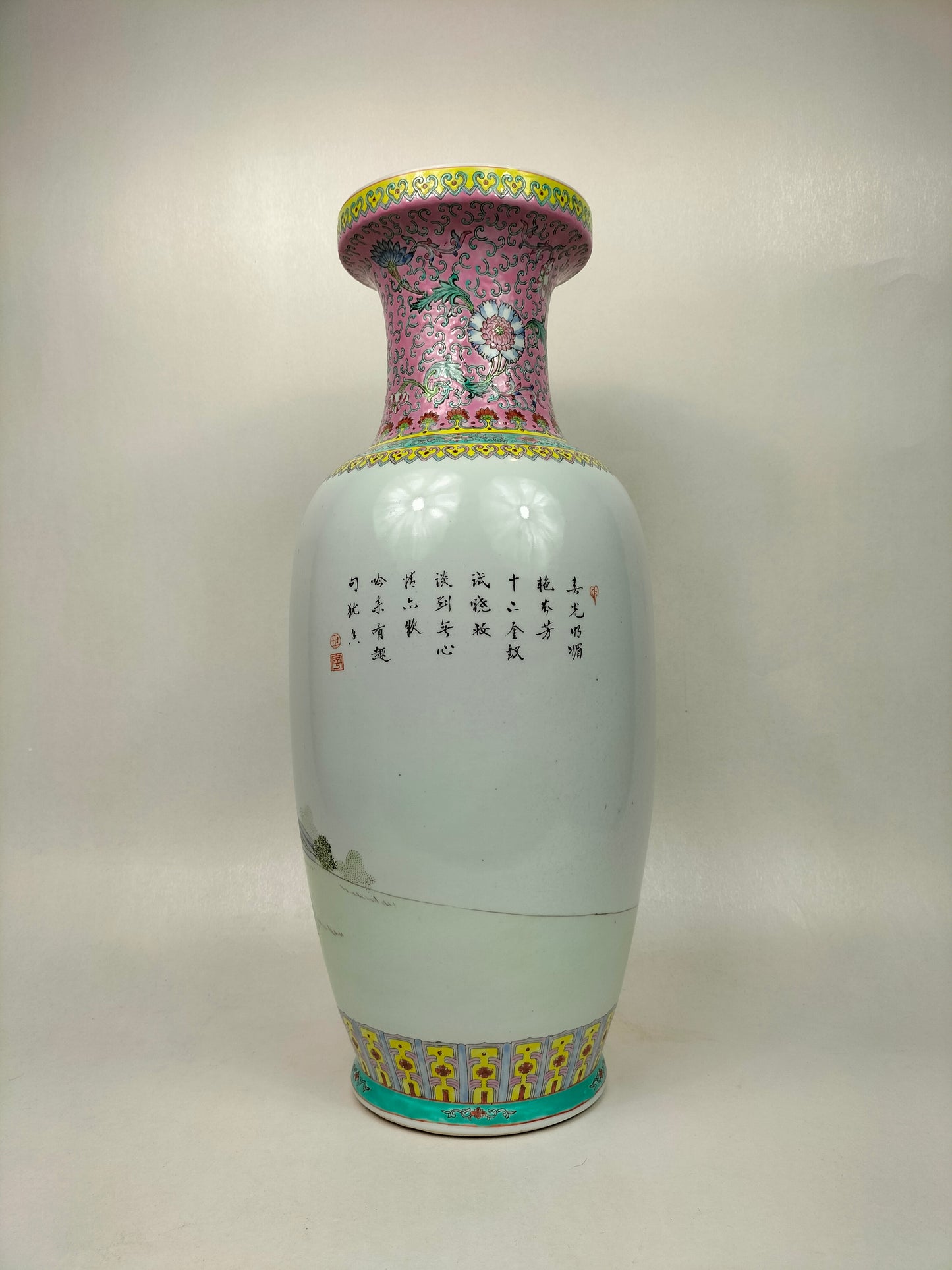 Large Chinese famille rose vase with figures // Jingdezhen - 20th century