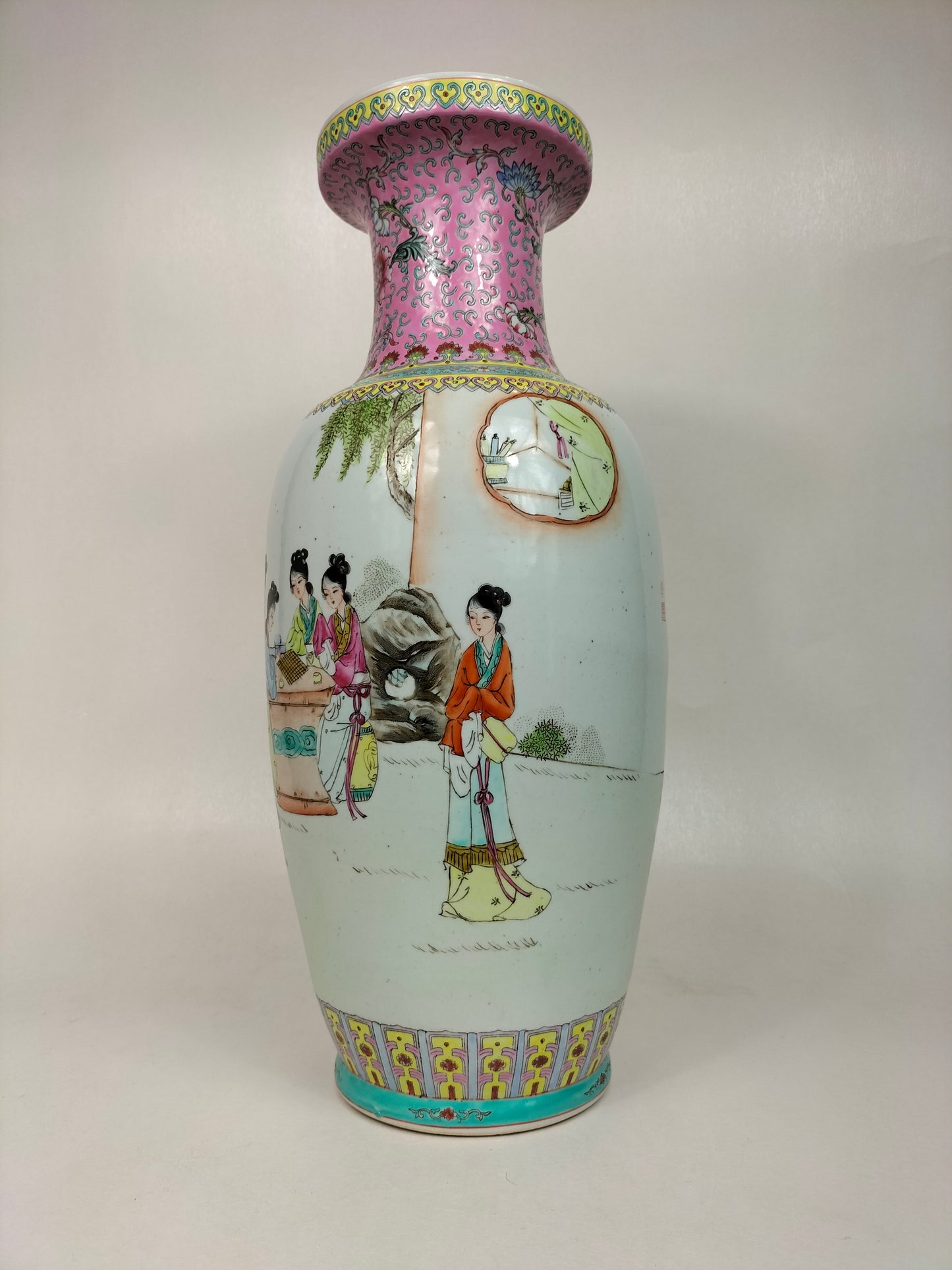 Grande vaso chinês da família rosa com cena de jardim // Jingdezhen - século XX