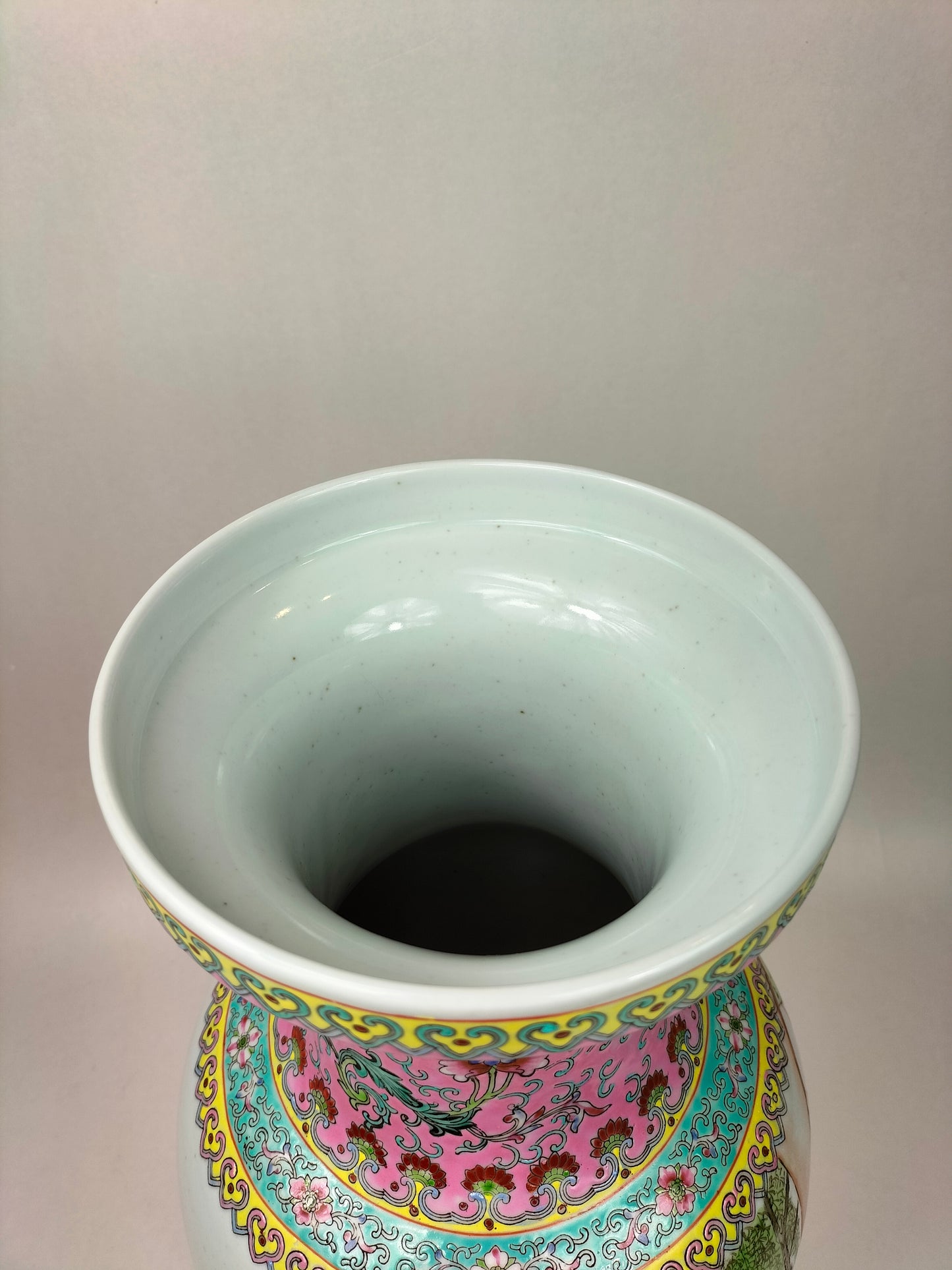 Grand vase en porcelaine de Chine famille rose avec une scène de jardin // Jingdezhen - XXe siècle