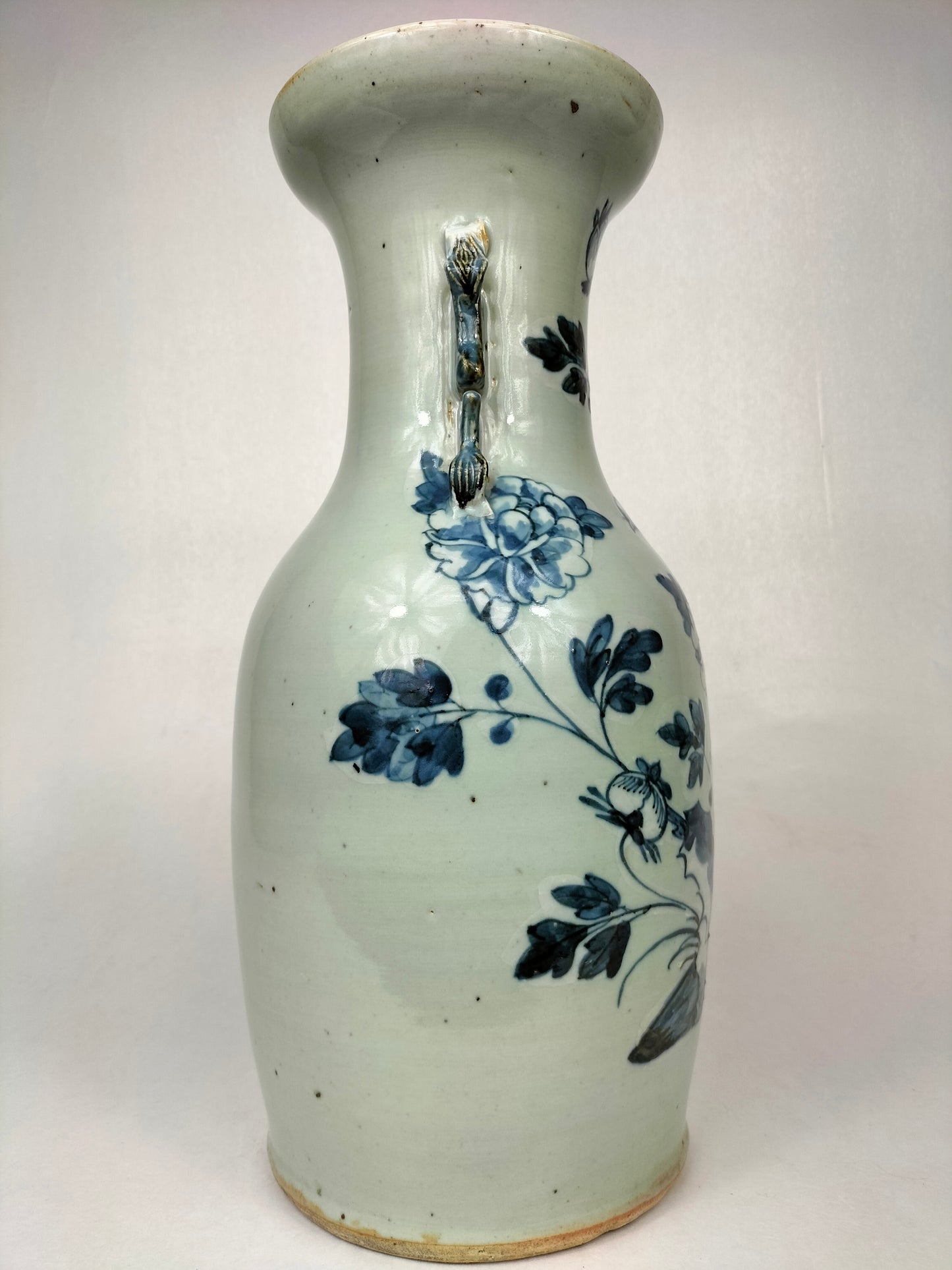 Antigo vaso chinês de celadon decorado com pássaro e flores // Dinastia Qing - século XIX