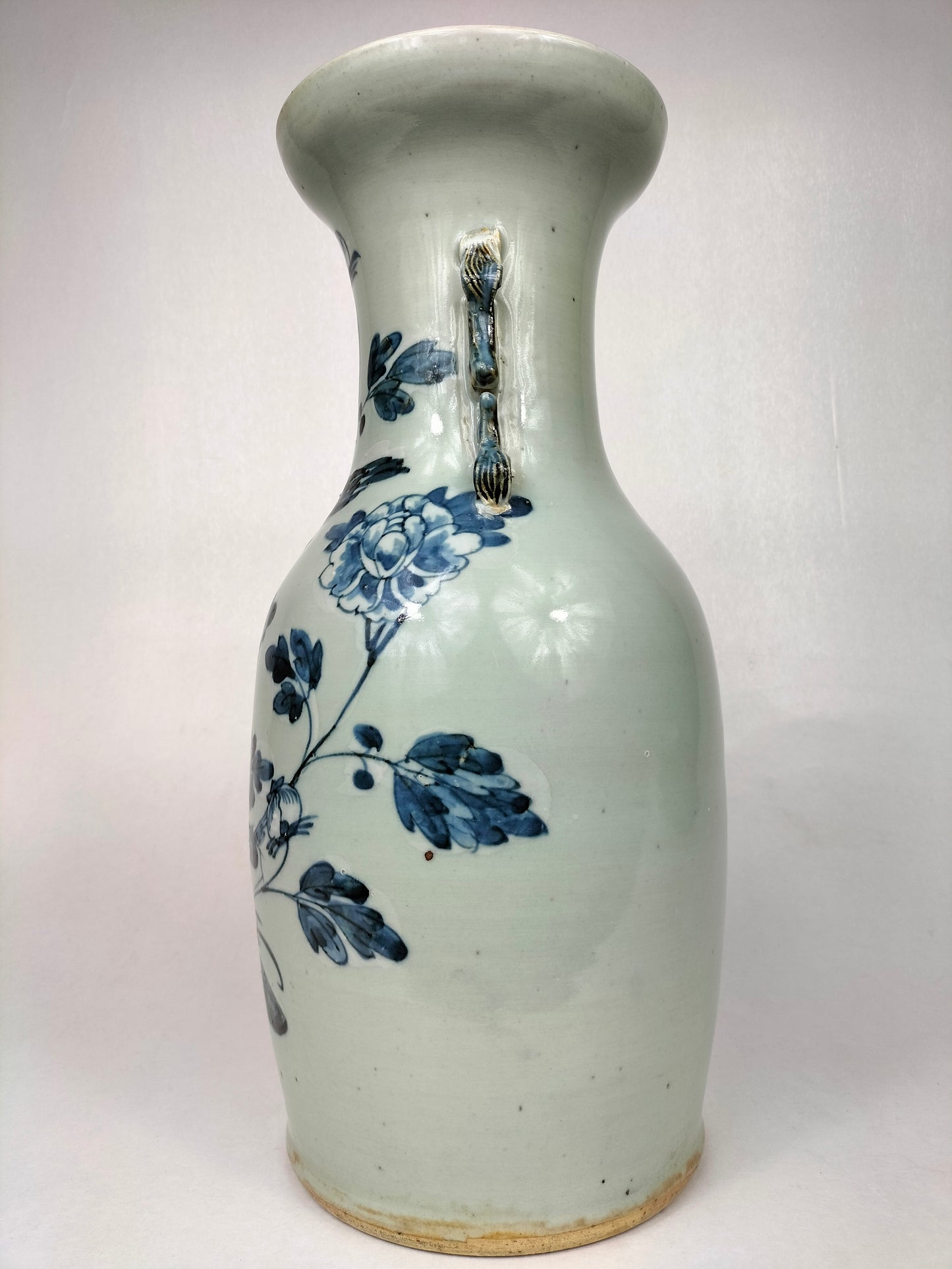 Antigo vaso chinês de celadon decorado com pássaro e flores // Dinastia Qing - século XIX