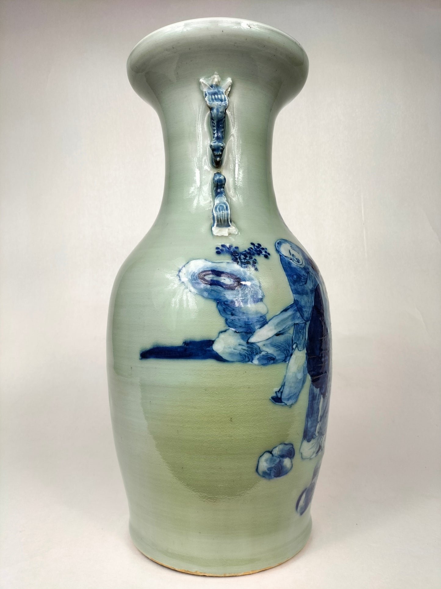 Antigo vaso caladon chinês decorado com sábios // Dinastia Qing - século XIX