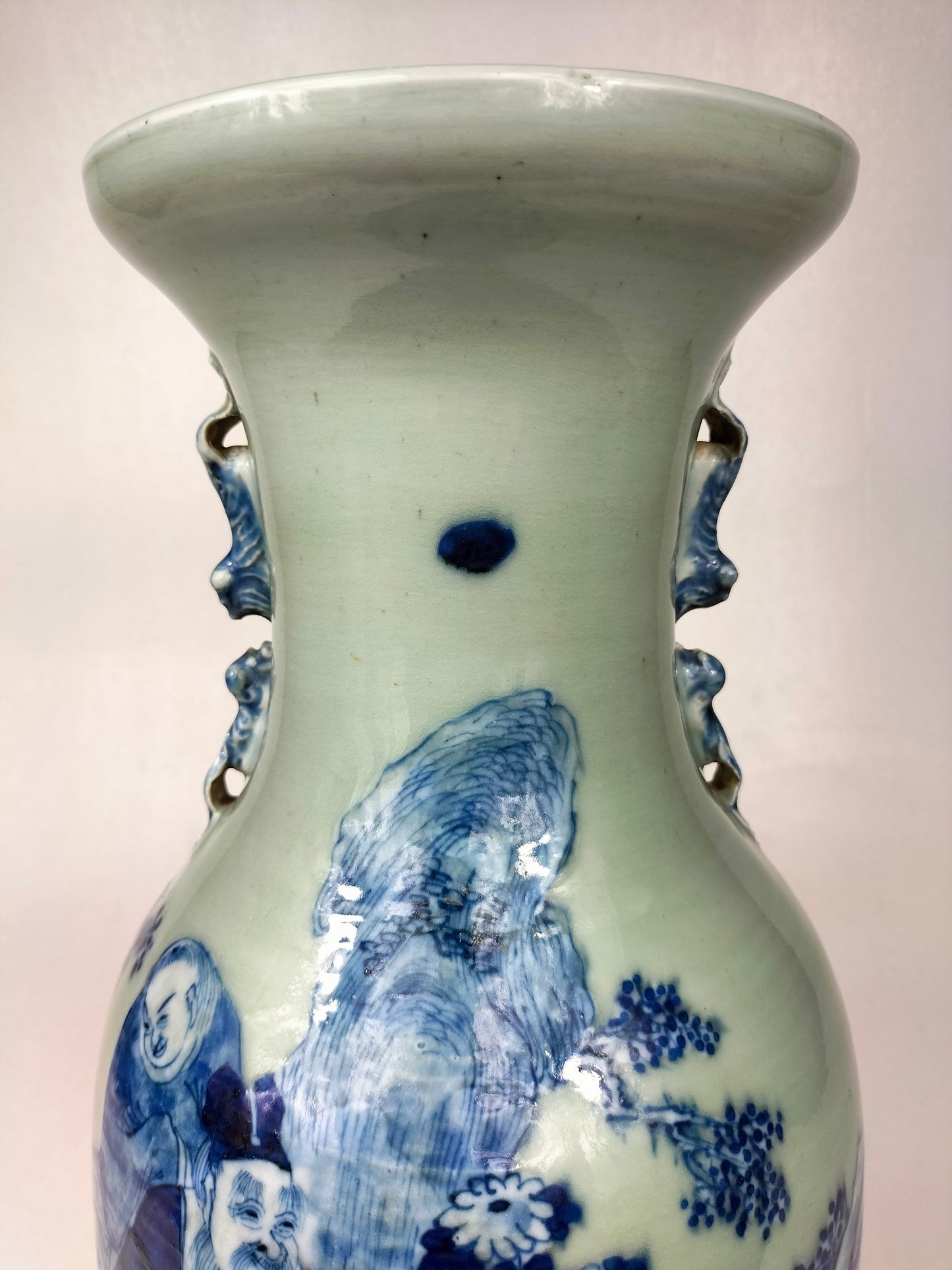Antigo vaso caladon chinês decorado com sábios // Dinastia Qing - século XIX
