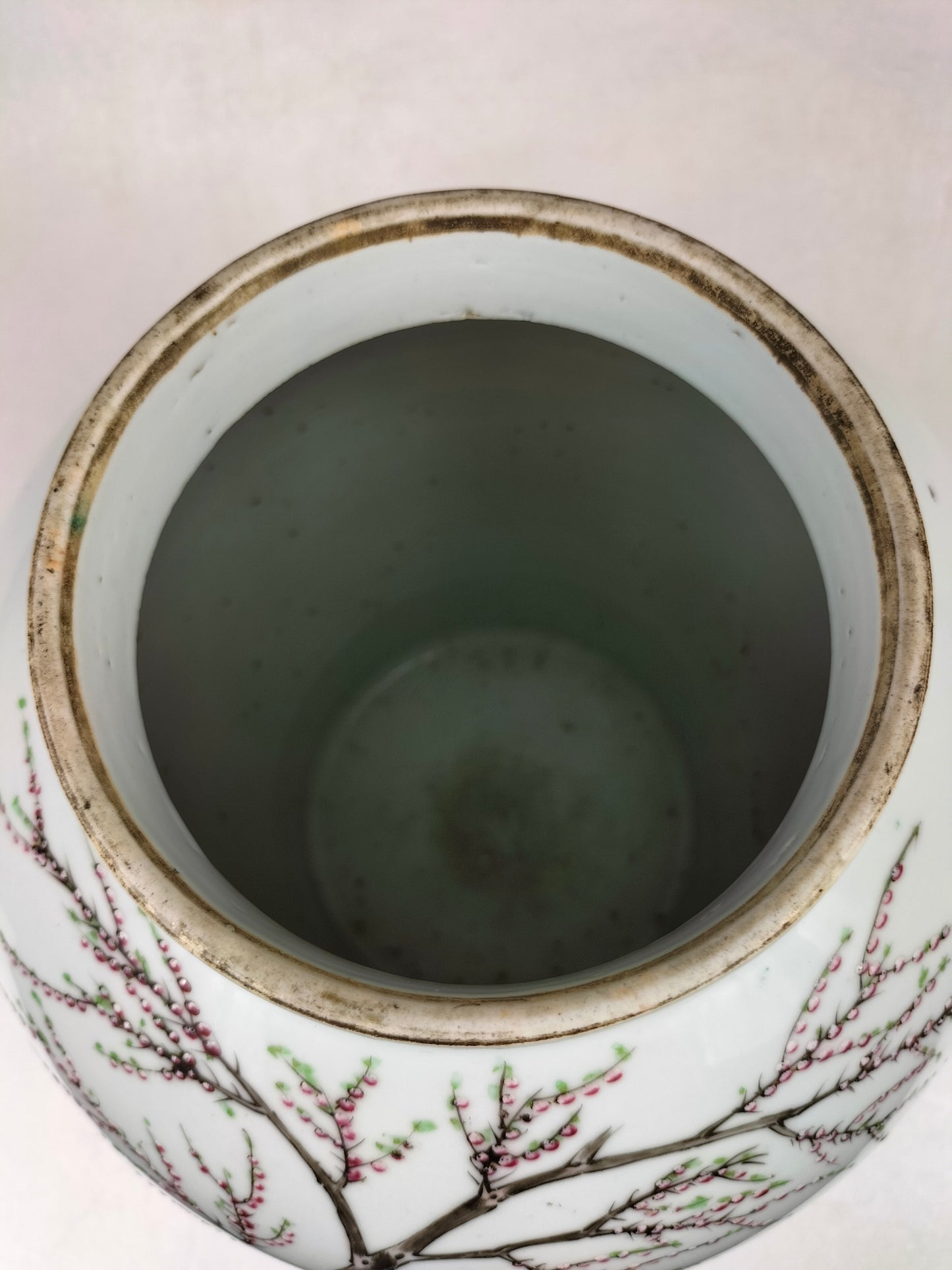 装饰有花园场景的古董中国寺庙花瓶 // 民国时期（1912-1949）