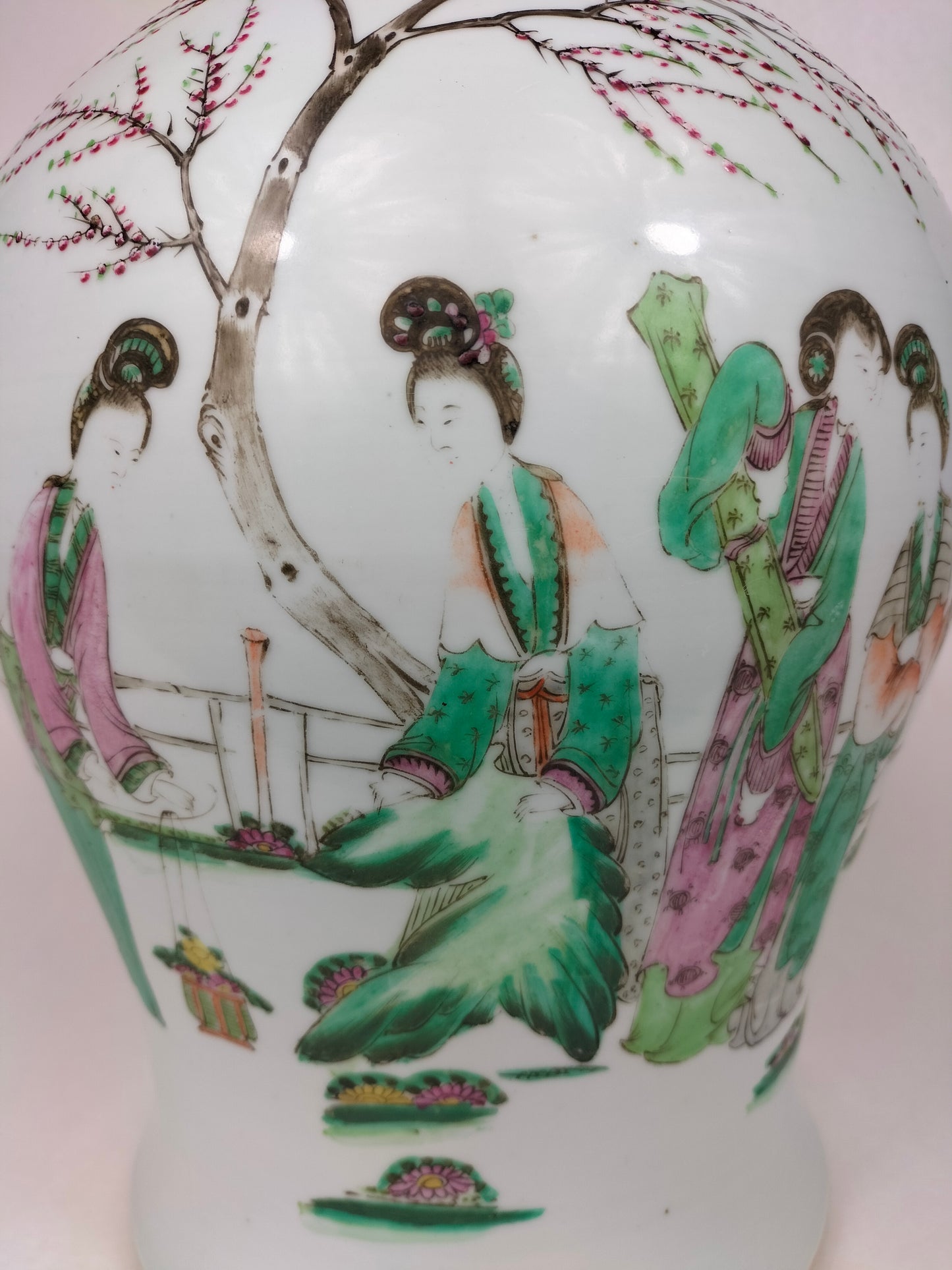 Antique Chinese temple vase decorated with a garden scene // Republic Period (1912-1949)