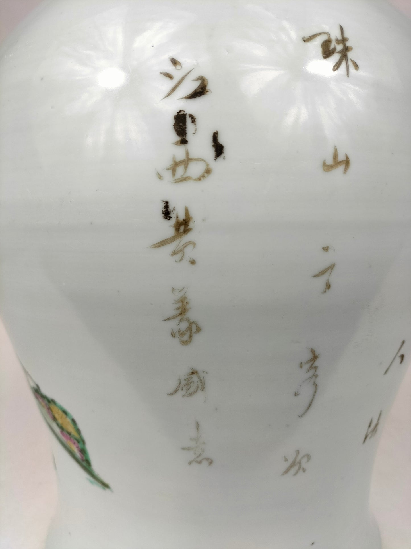 Antigo vaso de templo chinês decorado com cena de jardim // Período da República (1912-1949)