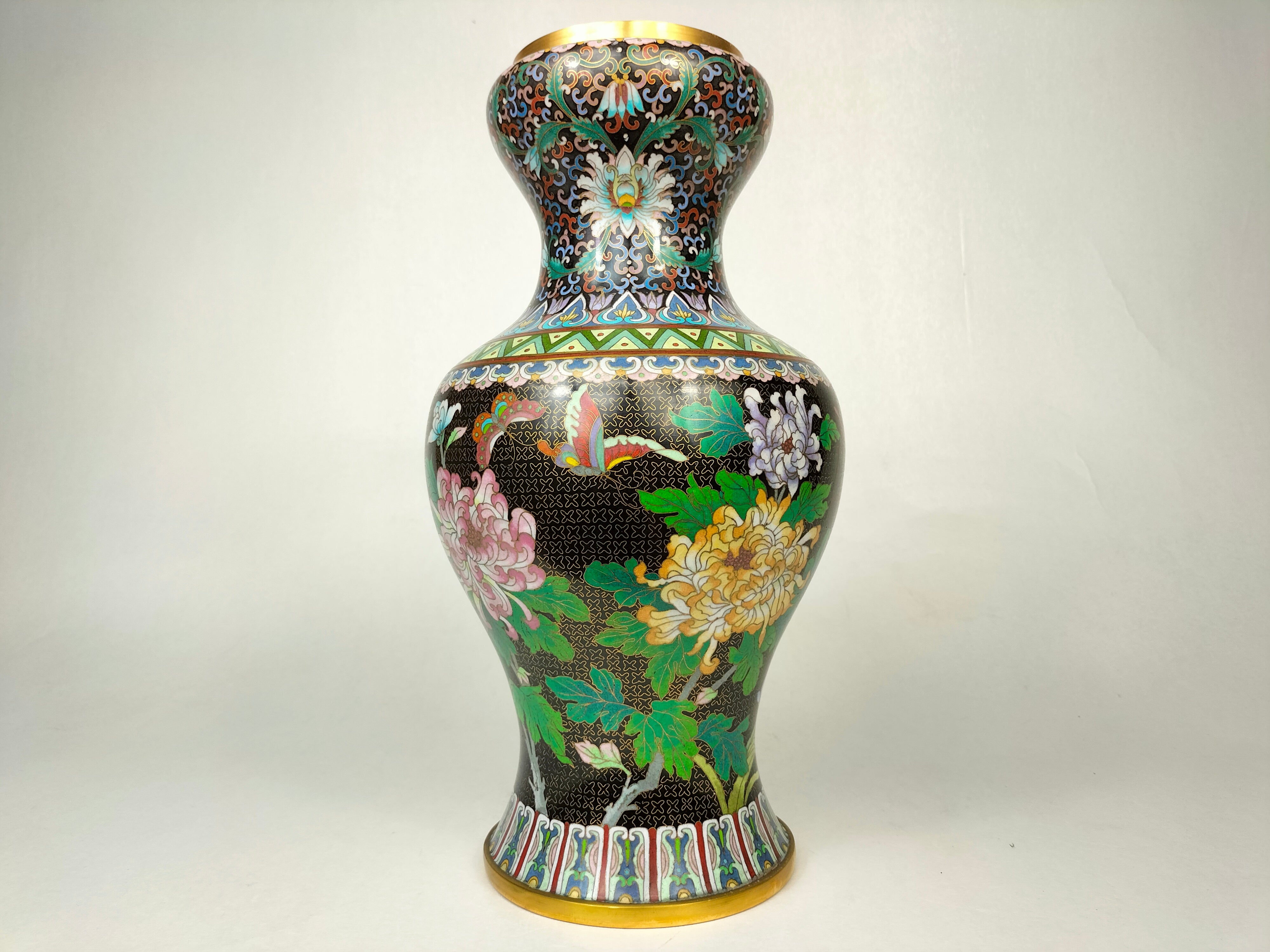 复古中国景泰蓝花瓶，饰有花朵和蝴蝶// 20 世纪中叶– Diddenantiques