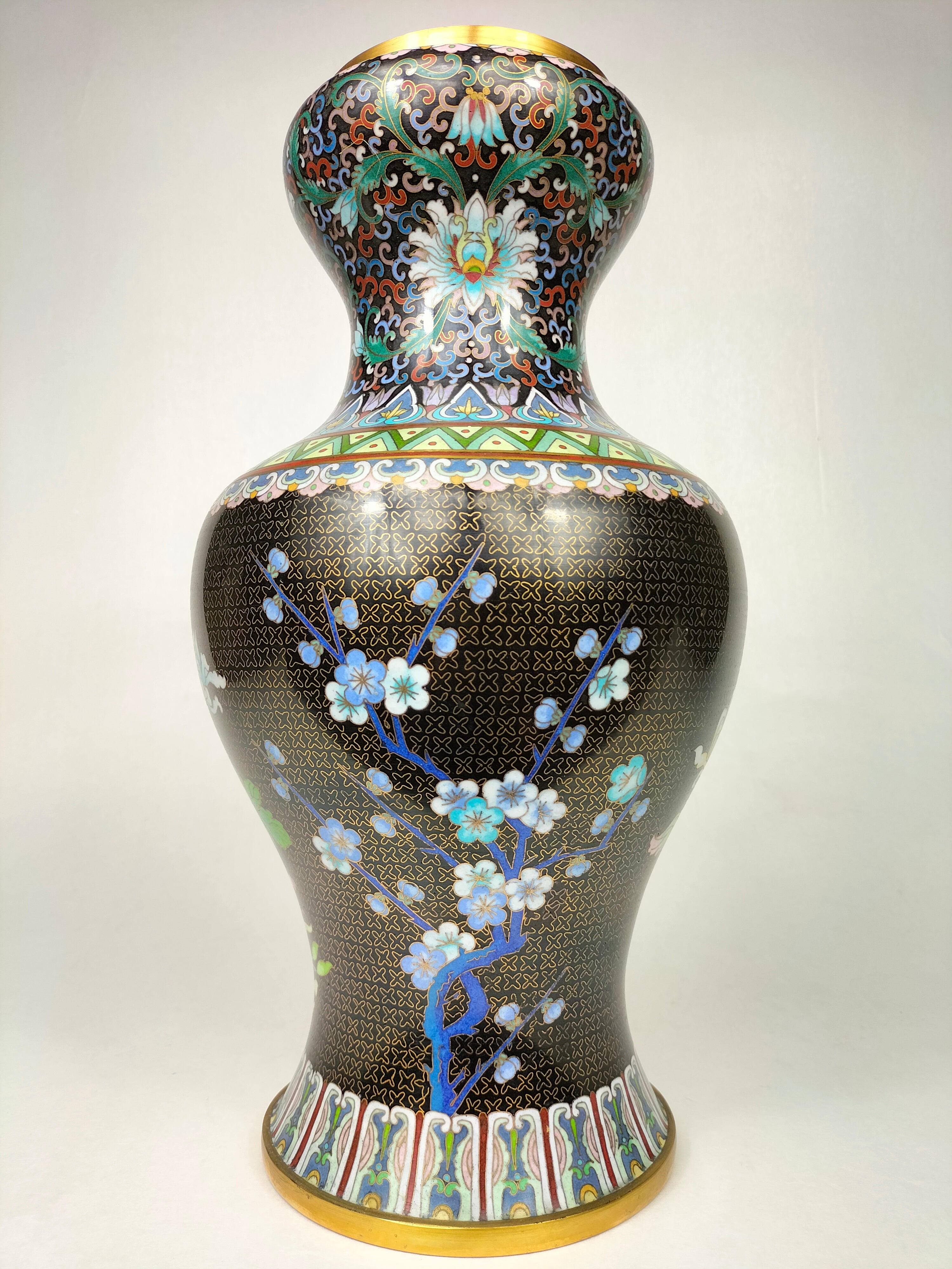 复古中国景泰蓝花瓶，饰有花朵和蝴蝶// 20 世纪中叶– Diddenantiques