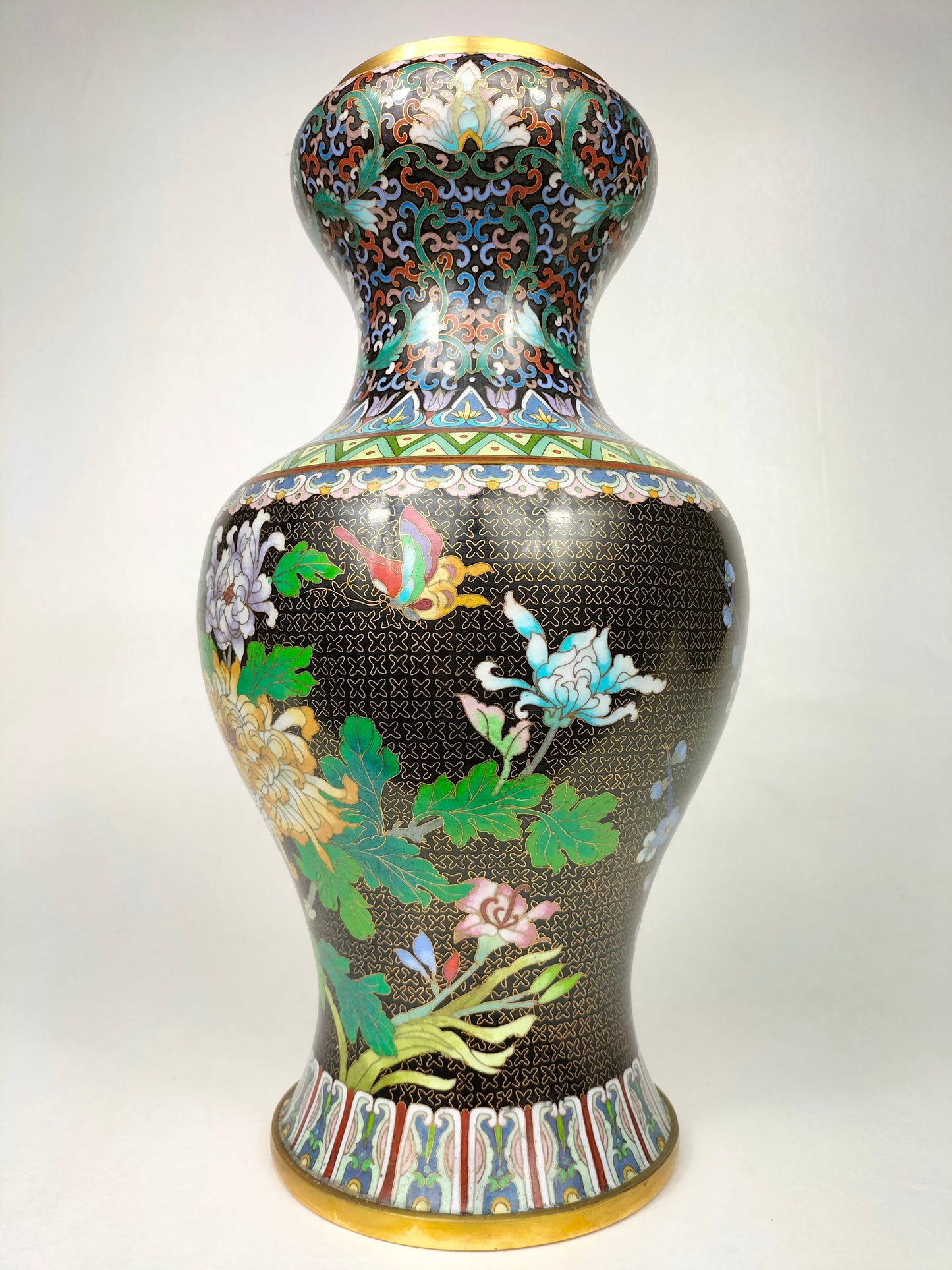 Pasu cloisonne Cina vintaj dihiasi dengan bunga dan rama-rama // Pertengahan abad ke-20